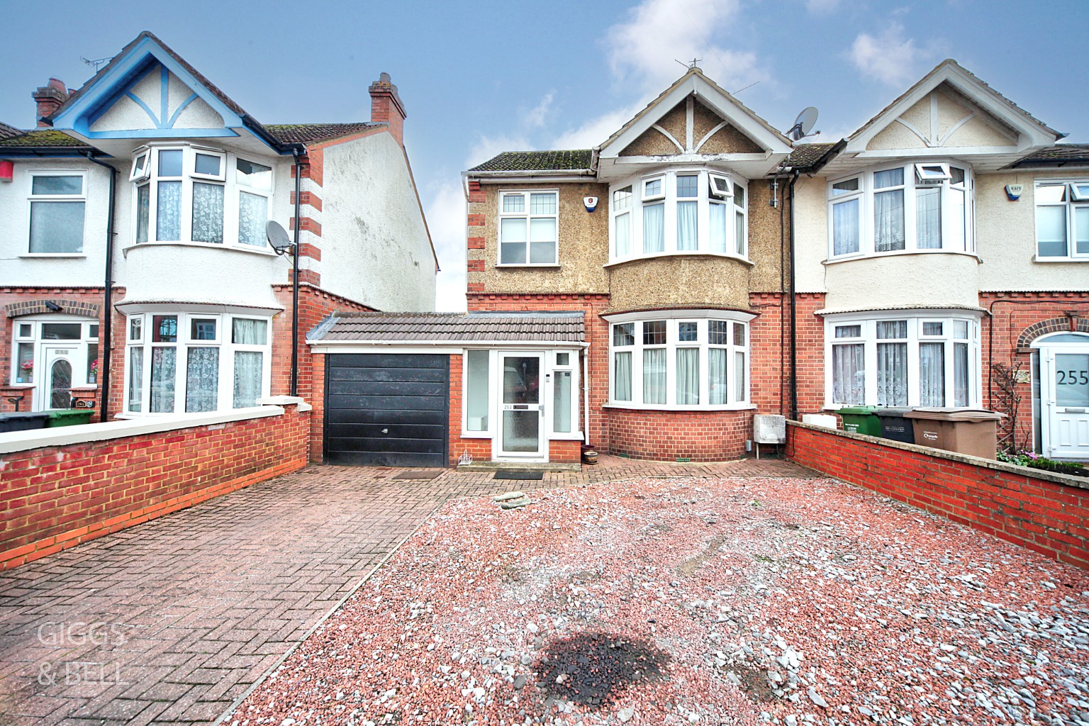 ARE YOU LOOKING FOR A FAMILY HOME CLOSE TO  TRAIN STATION WITH A DRIVE & GARAGE?