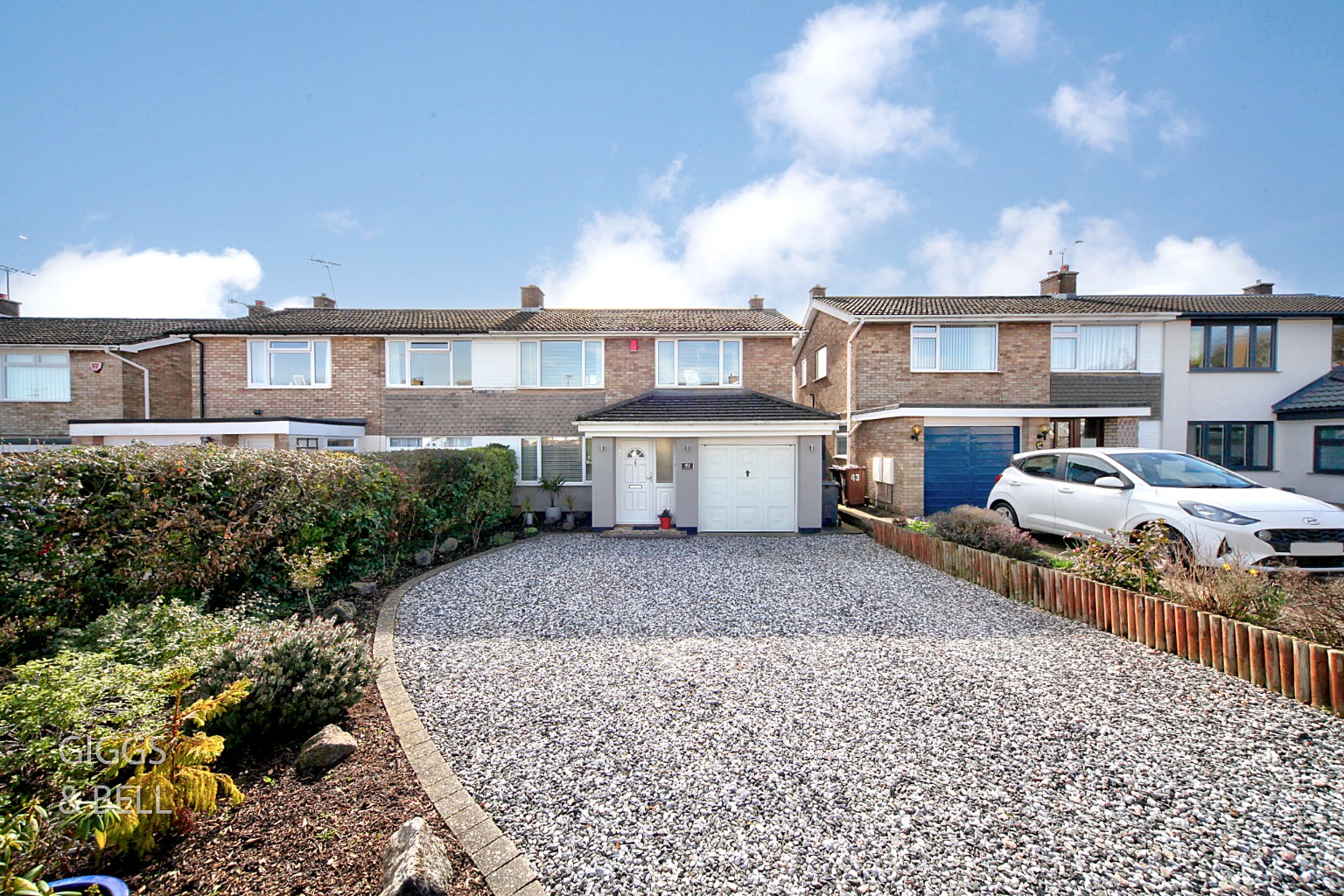 PERFECT FAMILY HOME READY TO MOVE INTO!