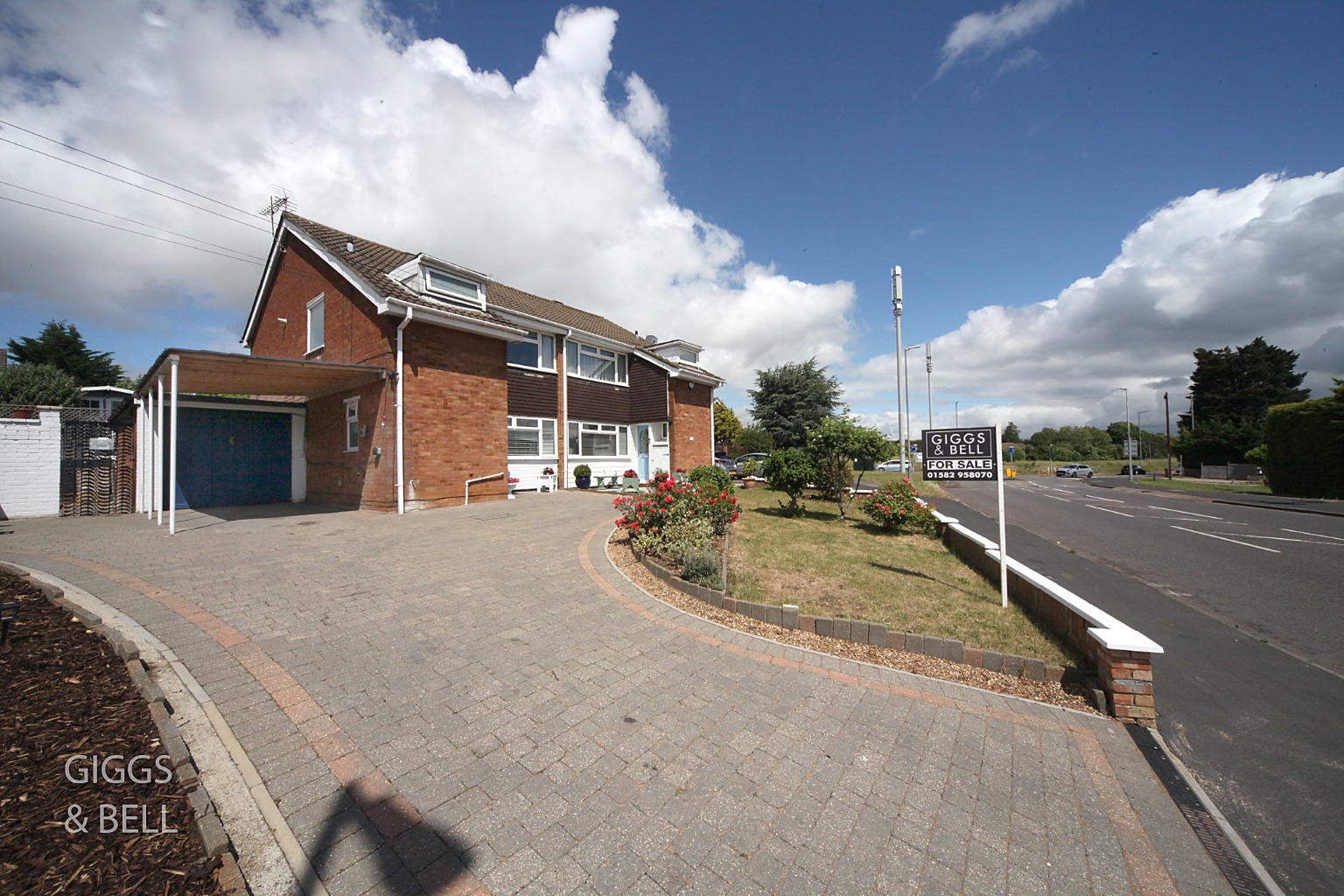 SEMI DETACHED FAMILY HOME IN PRIME LOCATION!