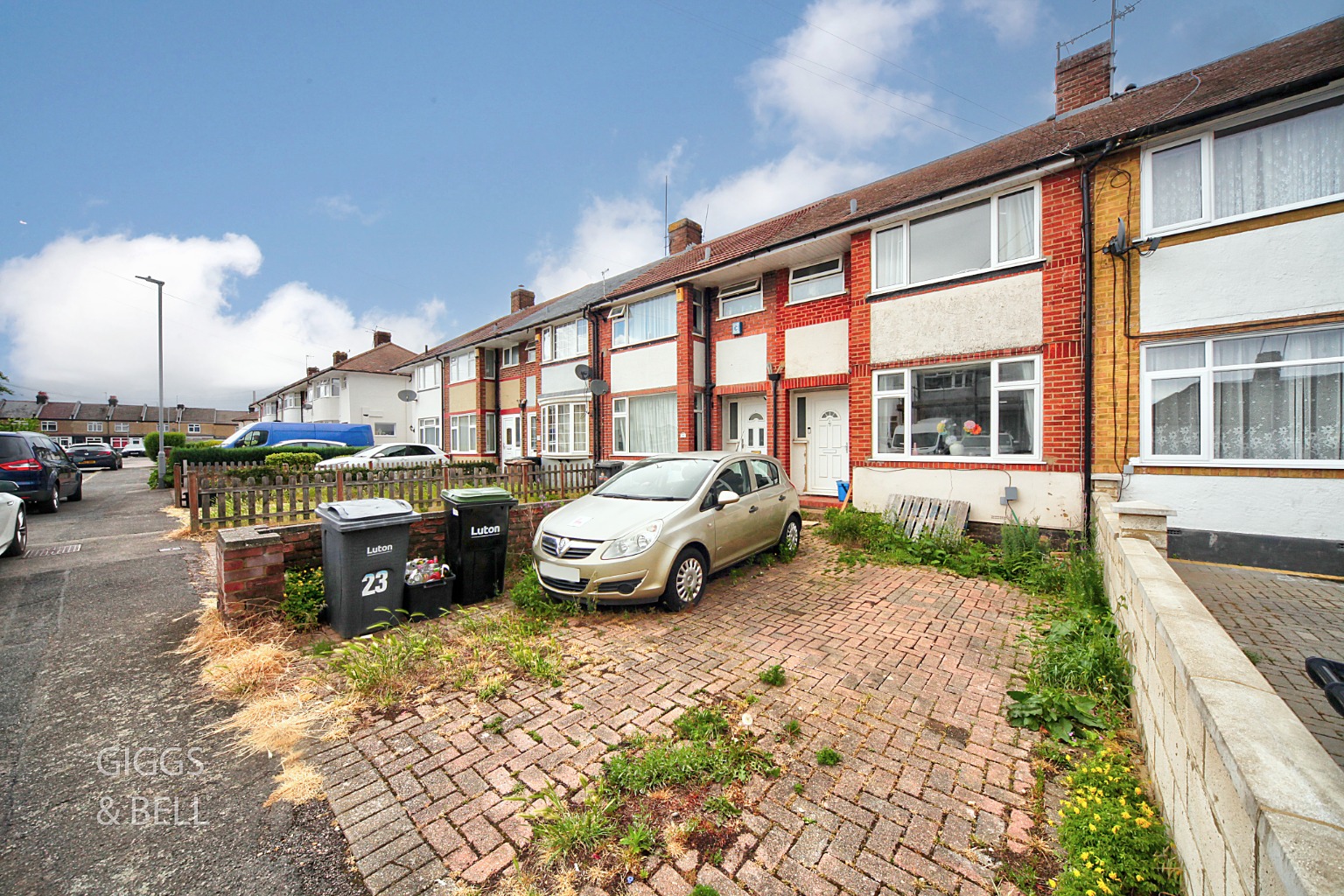 IDEAL FIRST HOME CLOSE TO TRAIN STATION!