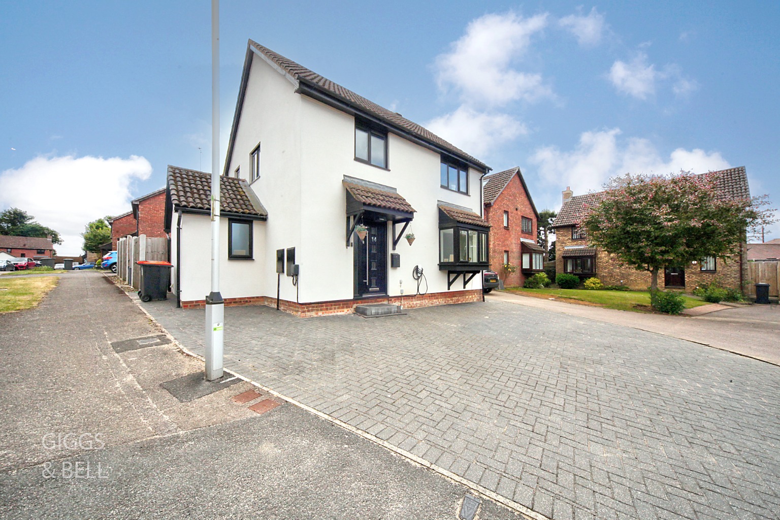 A SPECIAL DETACHED HOME IN THIS DELIGHTFUL CADDINGTON  VILLAGE WITH LOTS OF PARKING !