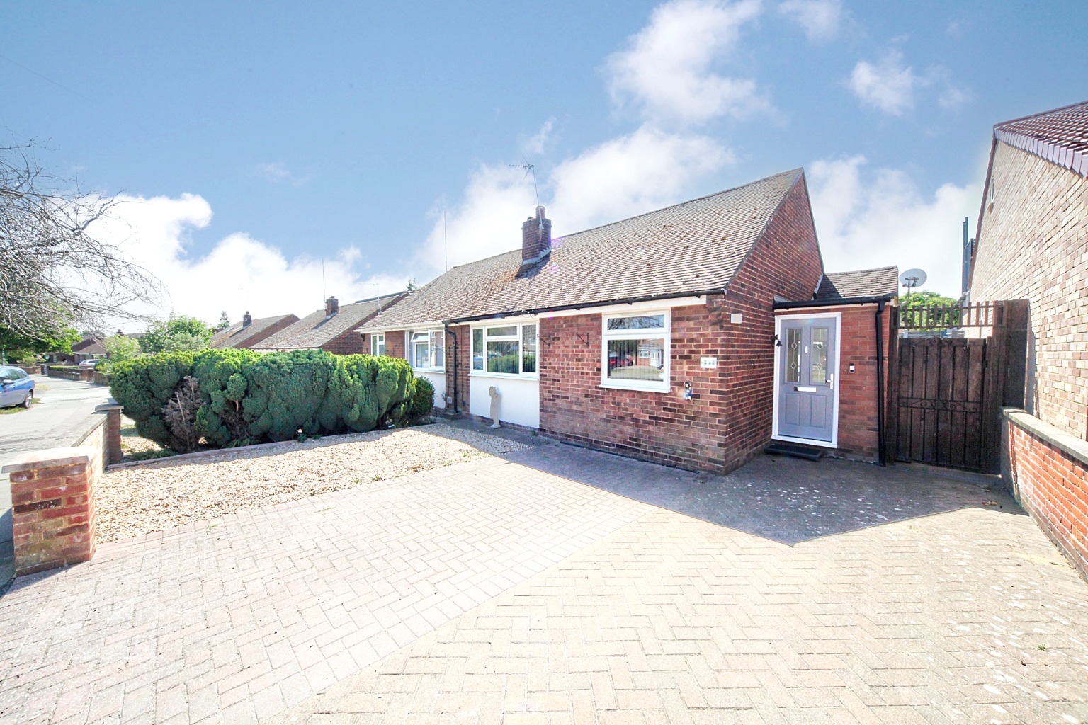 TWO BEDROOM SEMI DETACHED BUNGALOW IDEAL FOR SHOPS AND TRAVEL HUBS!