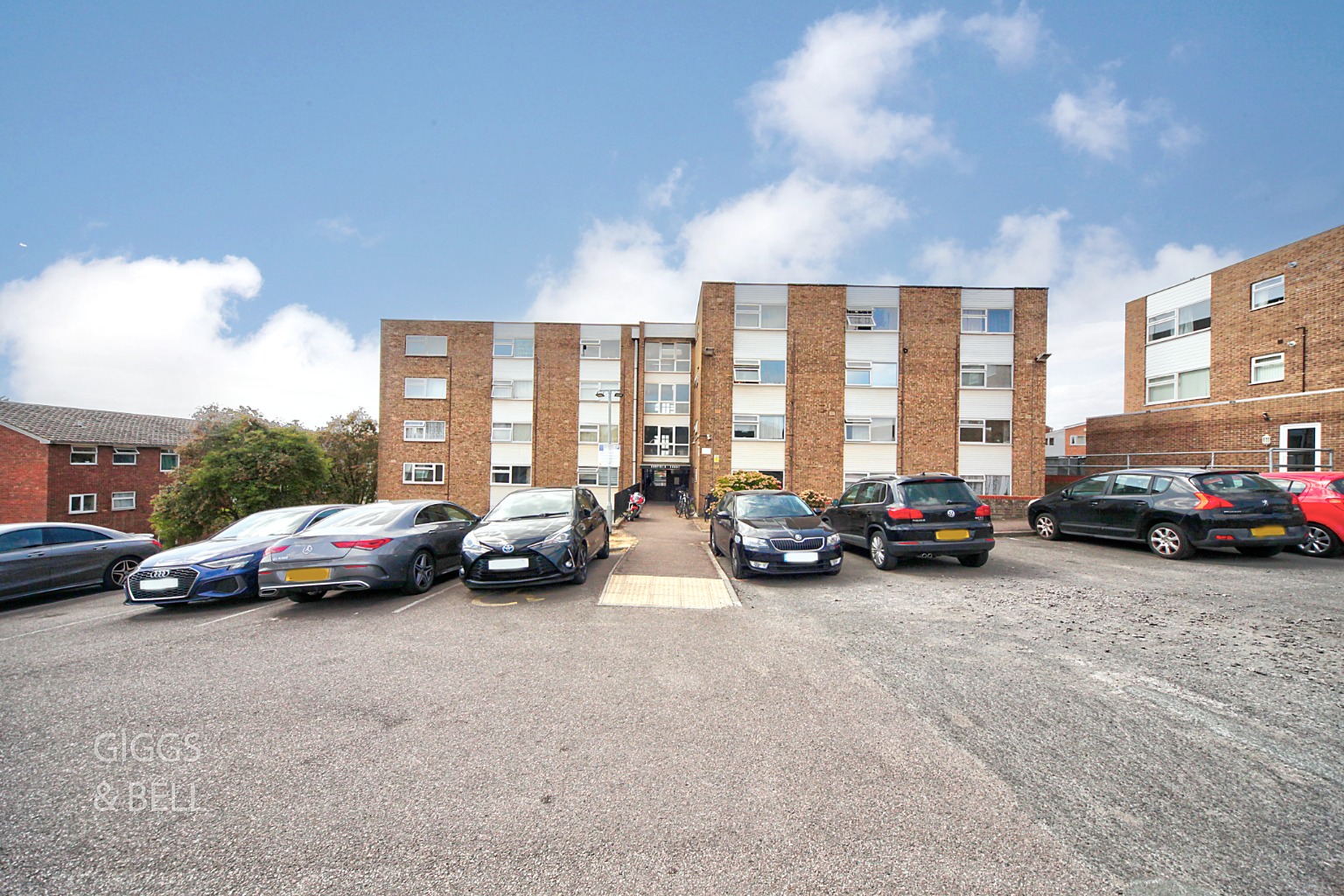 CHAIN FREE ONE BEDROOM FLAT NEAR LUTON AIRPORT
