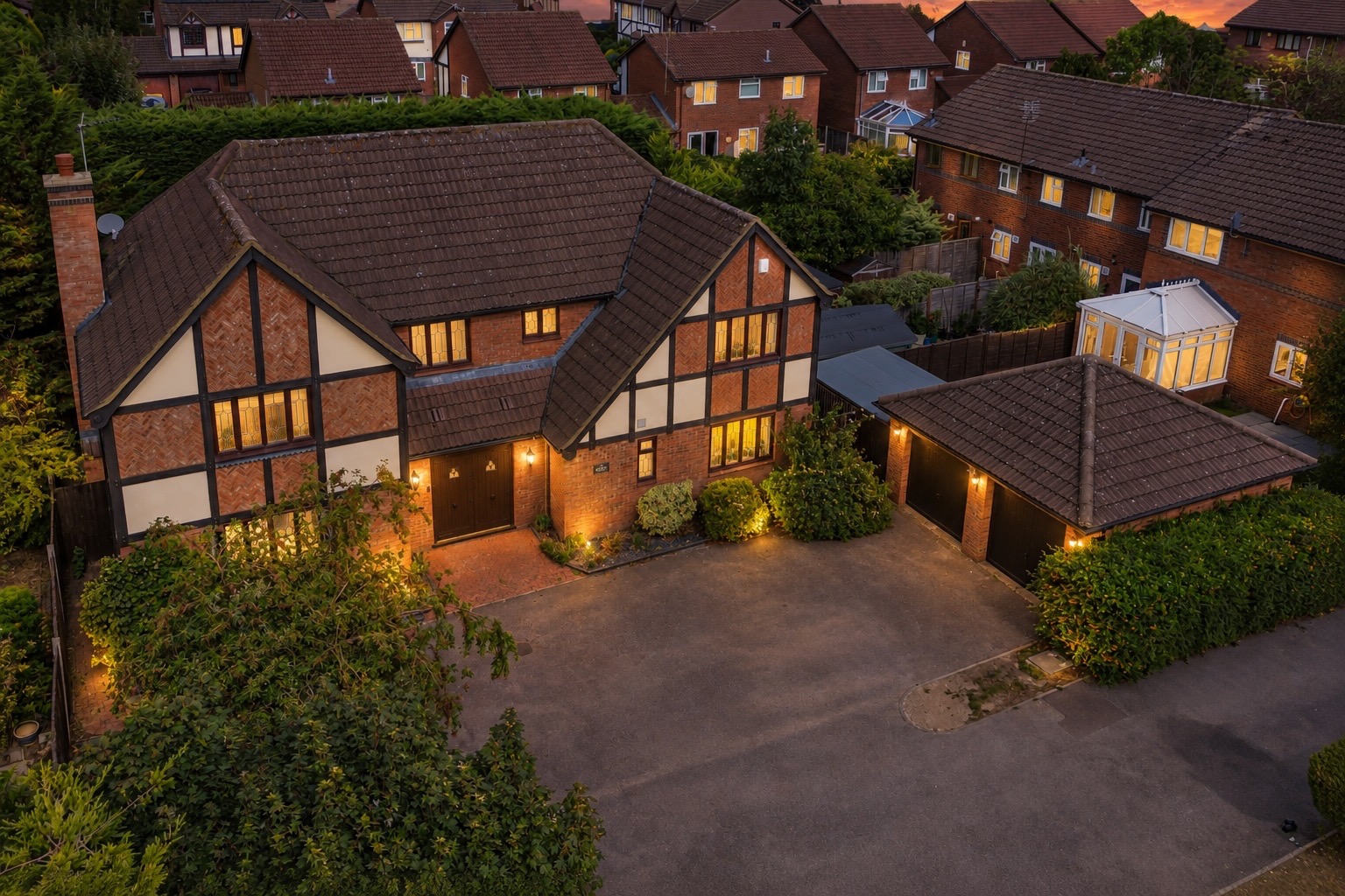 PREMIUM DETACHED IN THE BUSHMEAD OLD BEDFORD ROAD AREA ACCESSED VIA AN EXLCUSIVE DRIVEWAY !!