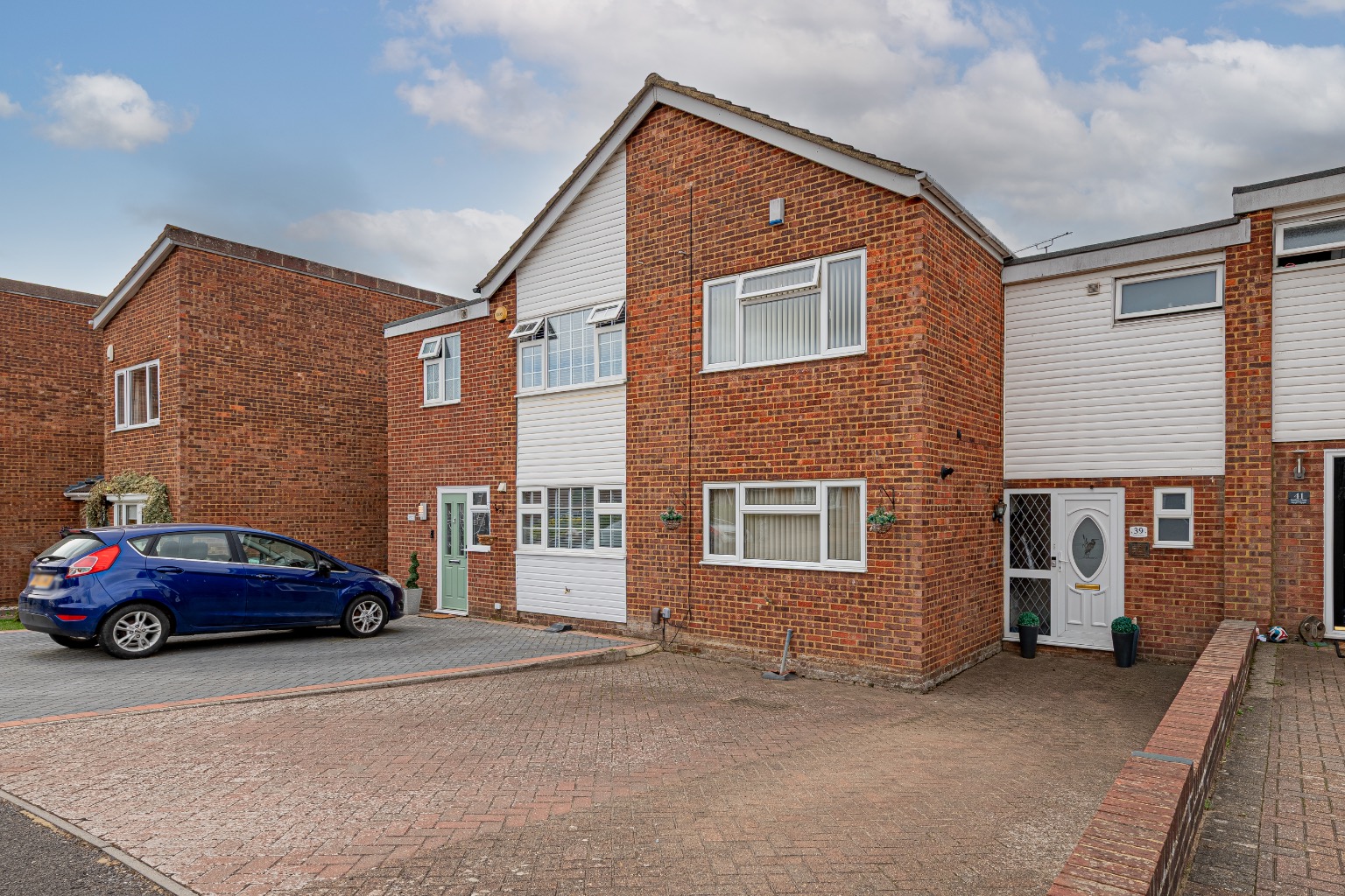 THREE DOUBLE BEDROOM FAMILY HOME IN THE HEART OF PUTTERIDGE