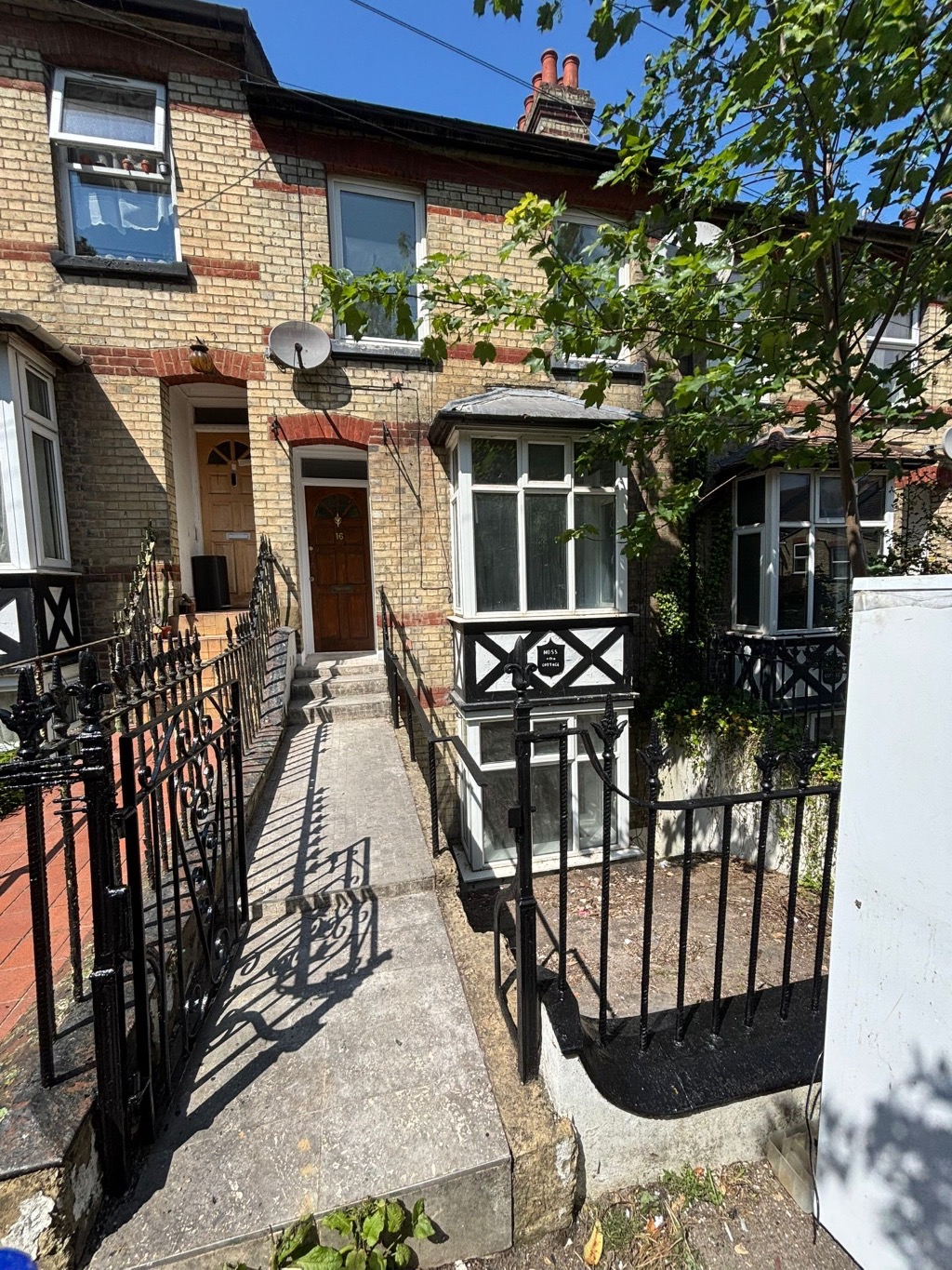 Modernised 4-Bed Townhouse, Luton: Investment Gem Overlooking Parkland