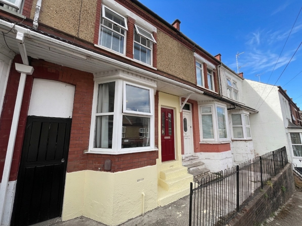 St. Saviours Crescent, Luton, Bedfordshire, LU1 5HG