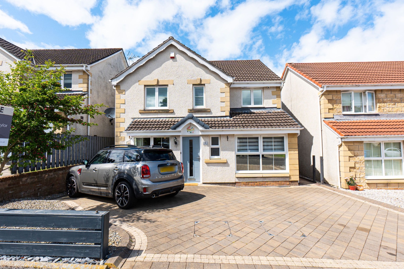Luxurious Five-Bedroom Detached Villa in Foxdale Place, Bonnybridge