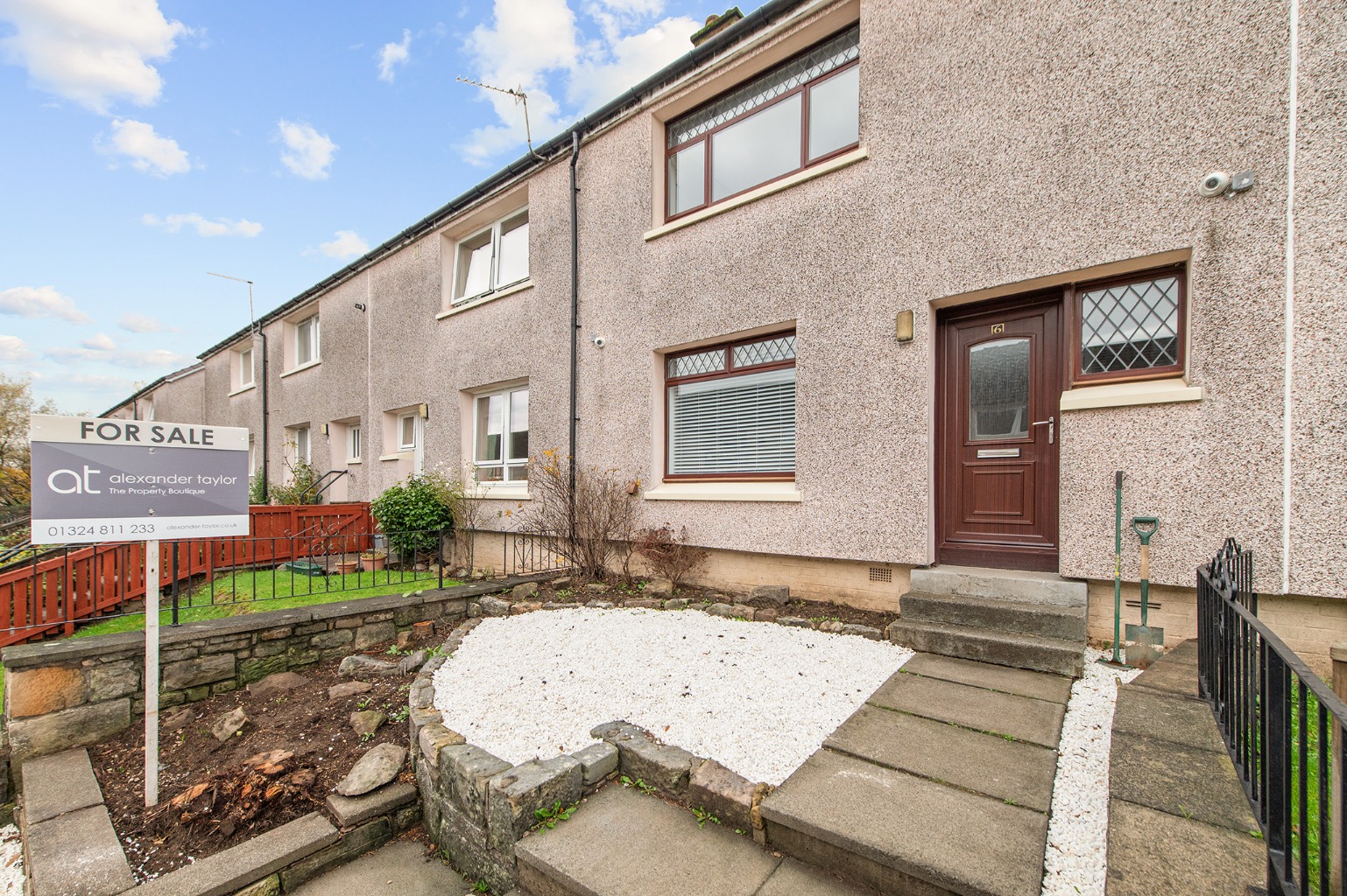 Immaculate Three Double Bedroom Mid-Terraced Villa in Bonnybridge, Fully Renovated