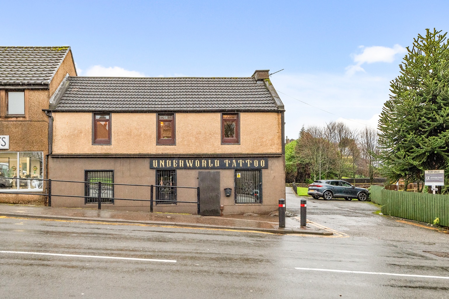 Unique three double bedroom, two level apartment, with private access and extensive gardens.