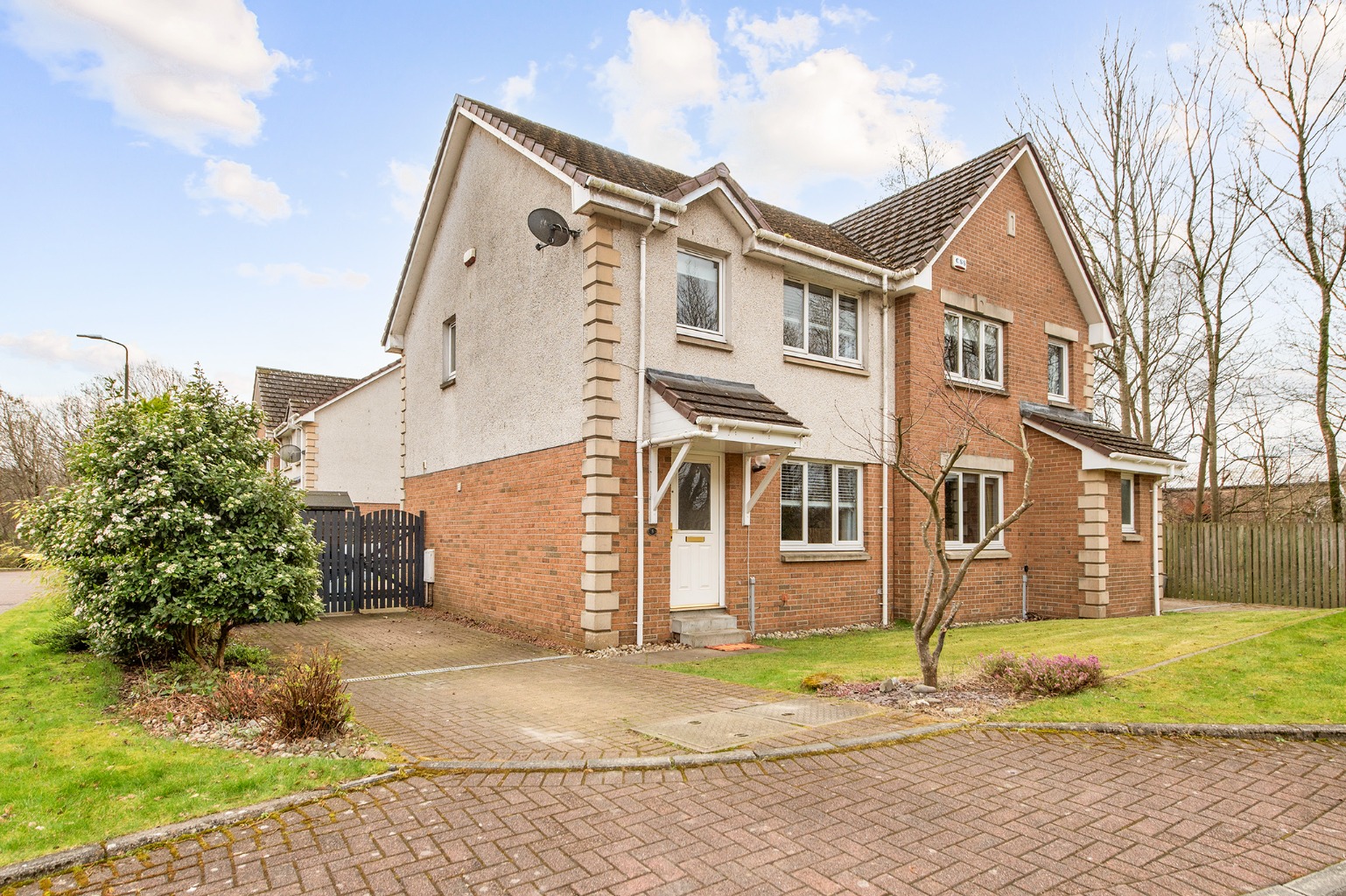 Outstanding 3-Bed Semi-Detached Villa in Harley Gardens, Bonnybridge
