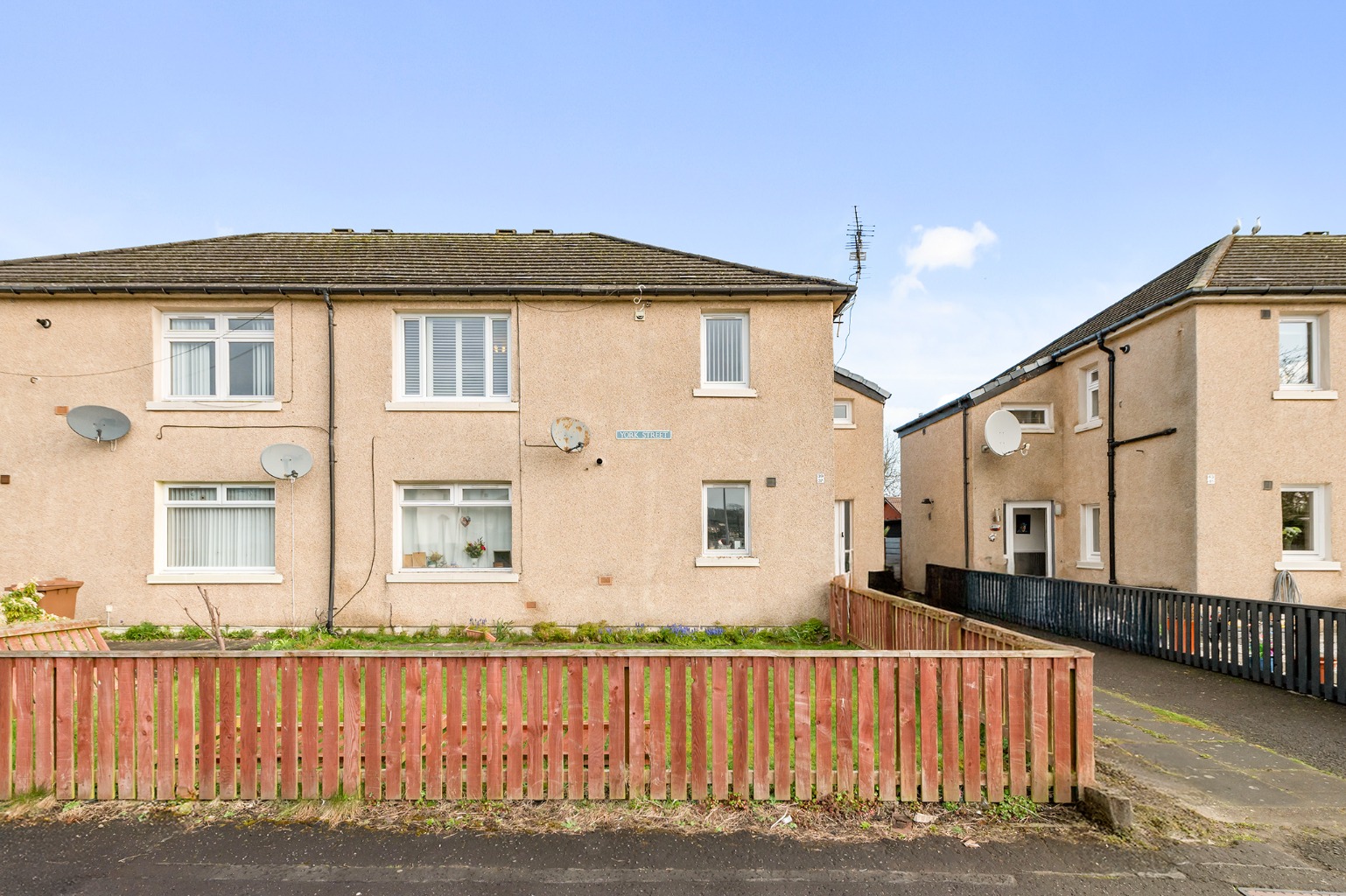 Elegant 2-Bed  upper Cottage Flat in Central Falkirk with Private Entrance