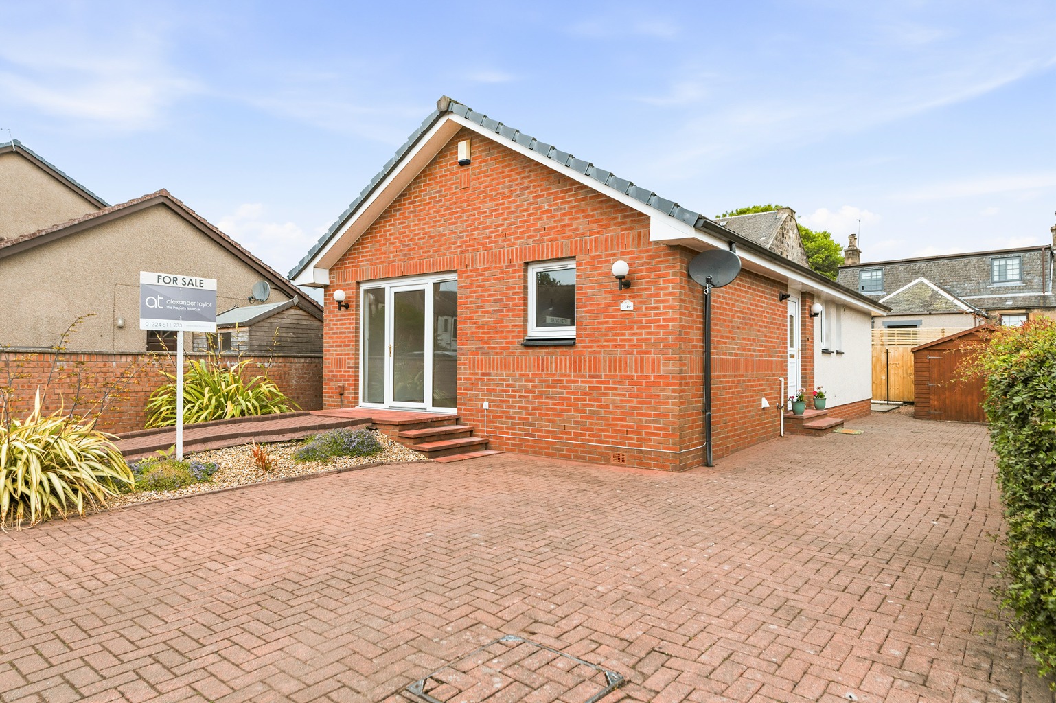 Immaculate 3-Bed Detached Bungalow, within a few minutes’ walk to Larbert Train Station