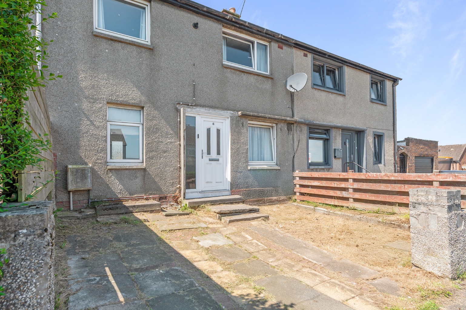Attention first time buyers and investors! Offers Over £114,995 3 Bed Mid-Terrace House, Dunfermline