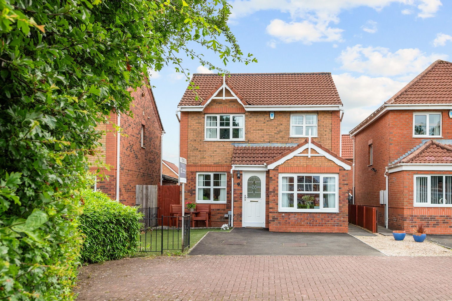 Immaculate 3/ 4-Bedroom Family Home with Garden Room/Office in Falkirk