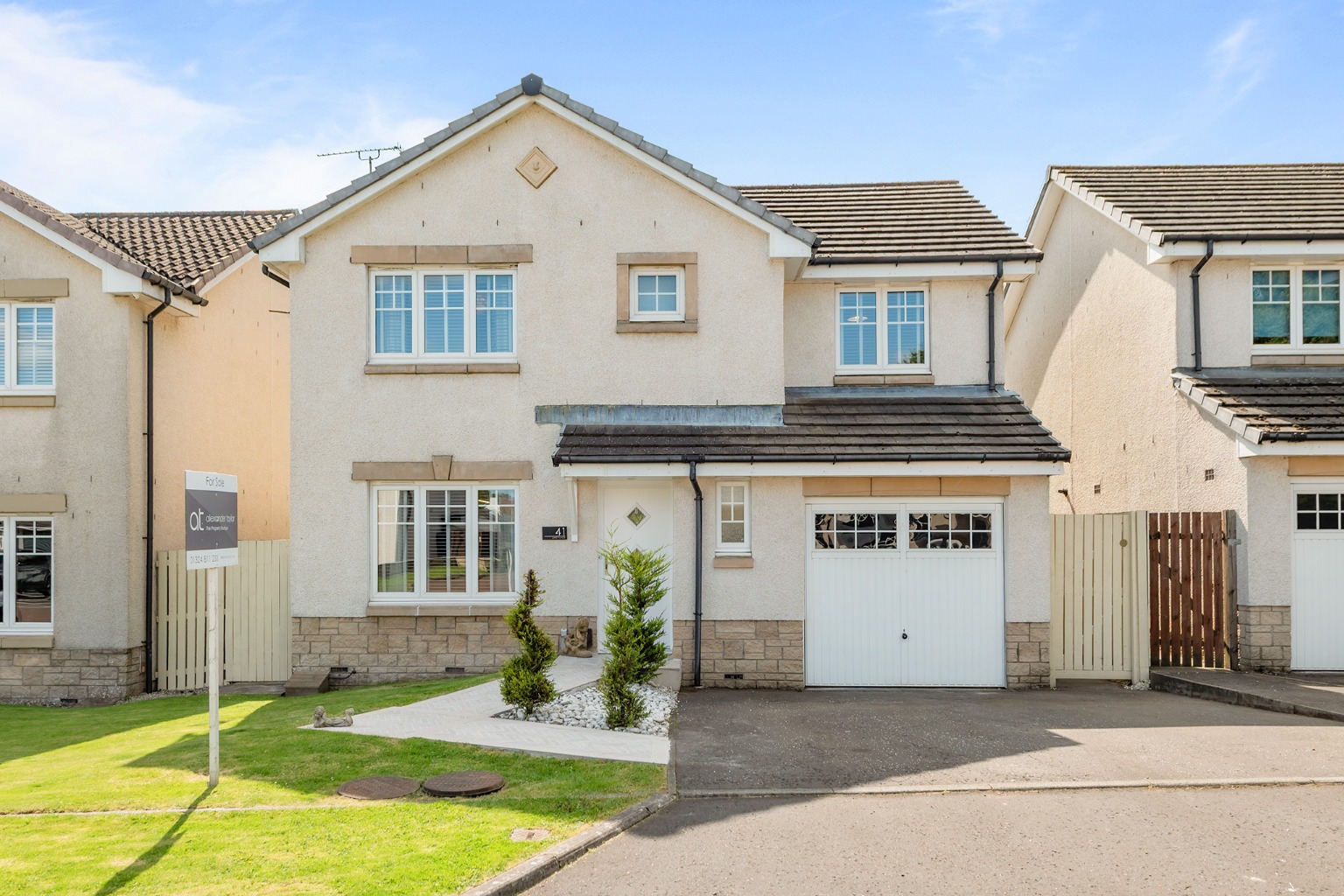 Luxurious 4-Bed Detached Villa in Dennyloanhead, Show Home Condition
