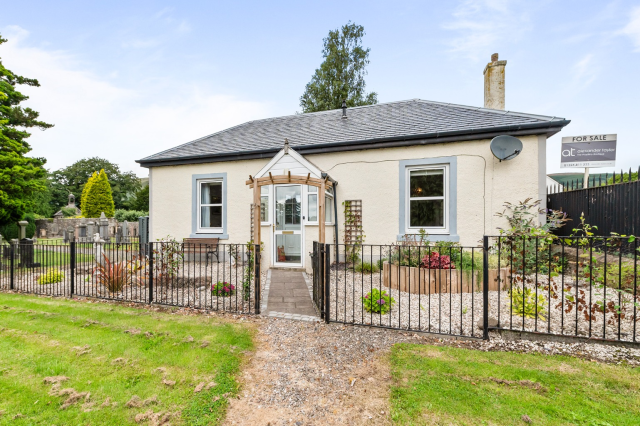 Charming Detached Bungalow in the Heart of Dollar