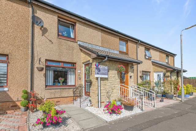 Charming 2-Bedroom Terraced House in Quiet Broompark Gardens Denny