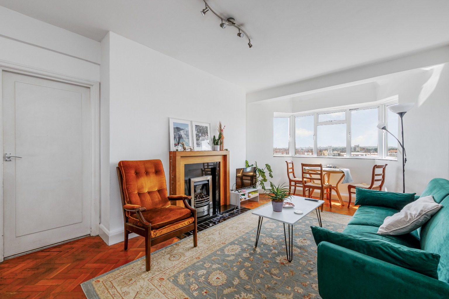 One bedroom flat with loads of Character for Sale W14!