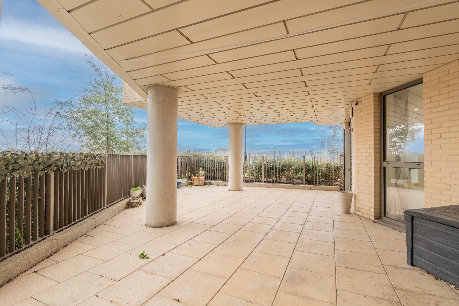 STUNNING CHAIN FREE 1159 SQ FT 3 BED APARTMENT WITH PRIVATE GARDEN OVERLOOKING RIVER THAMES