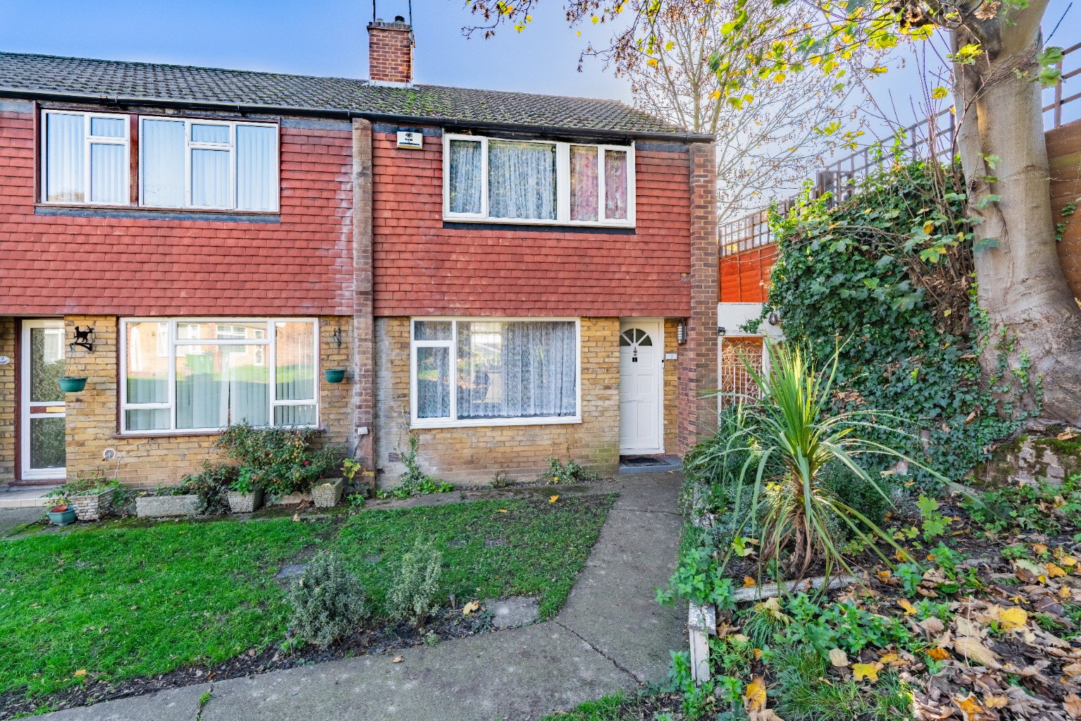 A 3 Bed End of Terrace Home in a Quiet Close - Nearby to Popular Schools, Local Shops & Transport.