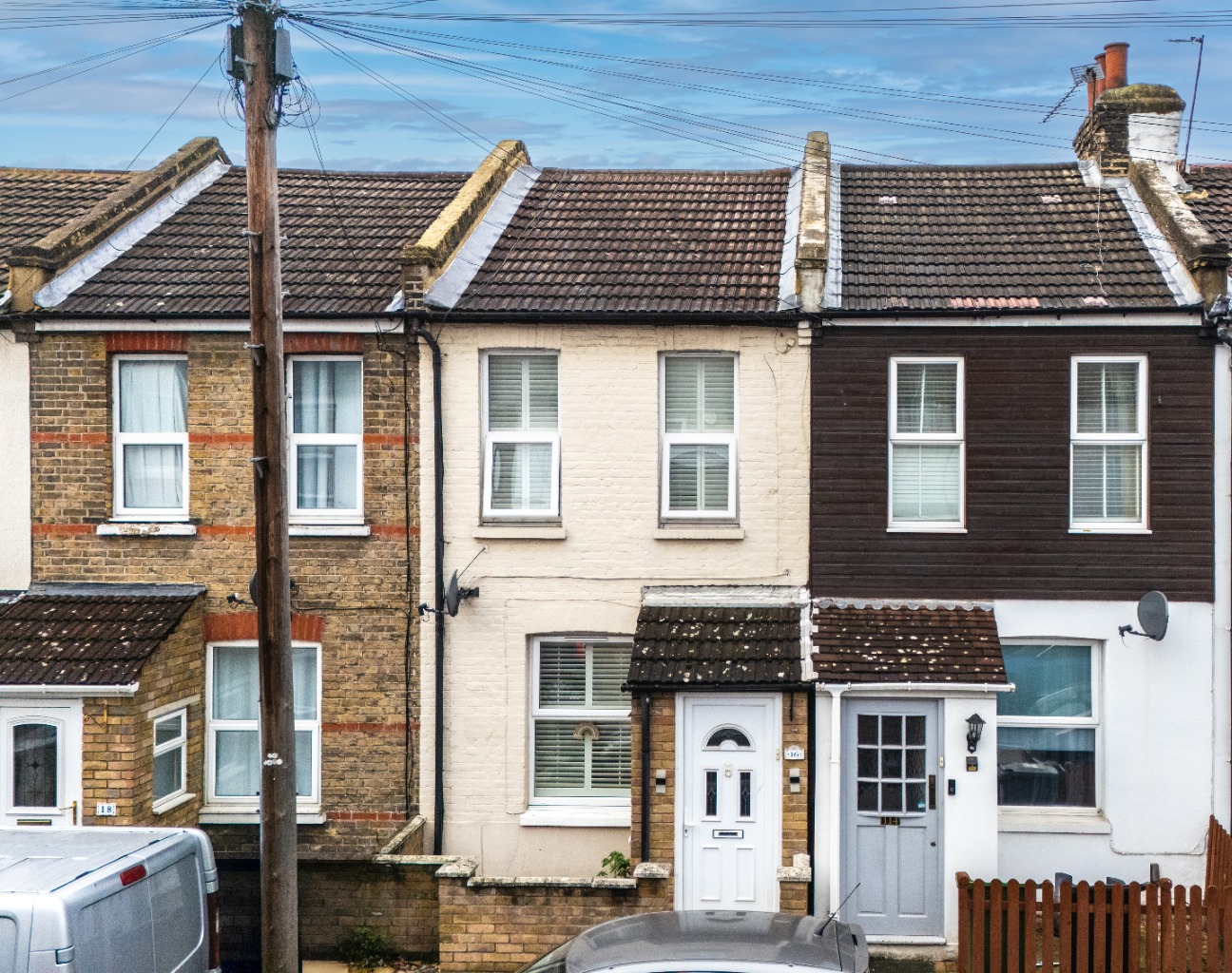 Situated just 0.6 miles from Dartford station, this charming property is a first time purchase.