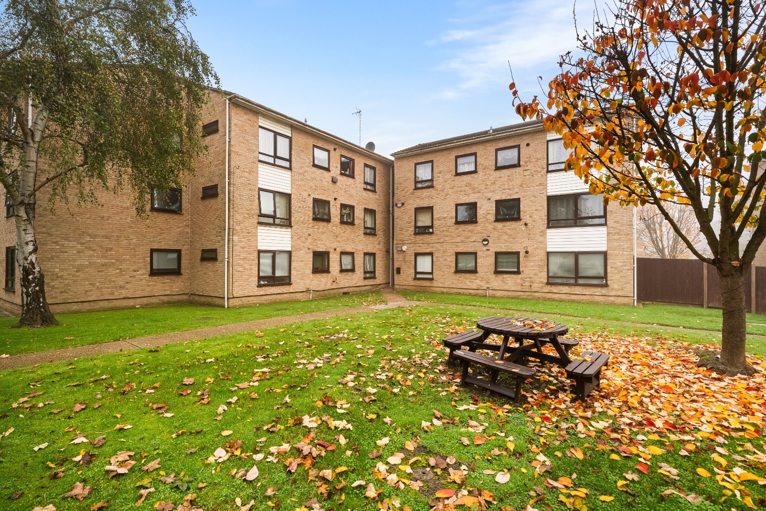A Top Floor, 2 Bed Flat with Parking & Communal Garden - Nearby to Shops, Bus & Train Links.