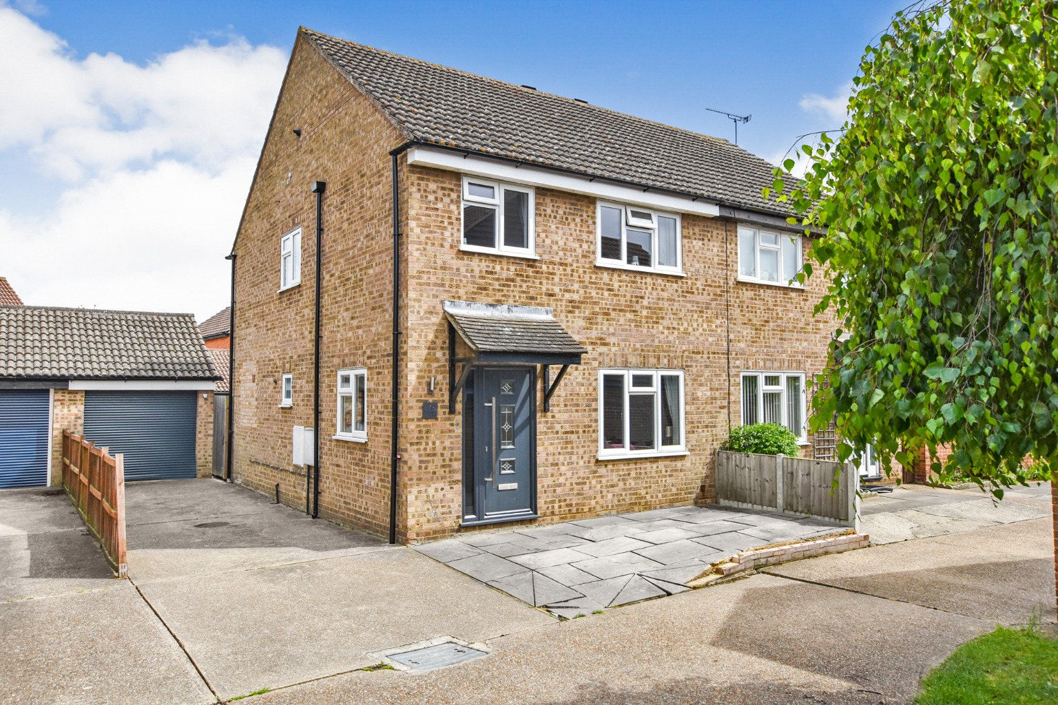 Immaculate 3-Bed Semi-Detached Home in Sought-After Cul-de-Sac