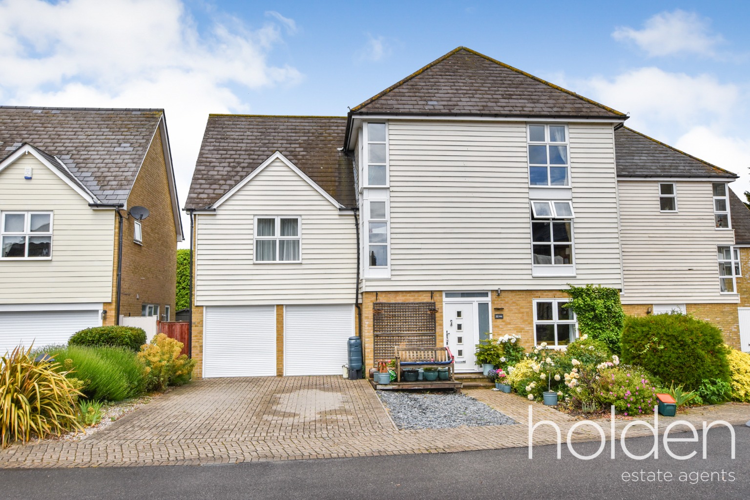 A contemporary and stylish 5 bedroom detached home with direct access to the sea wall A contemporary and stylish 5 bedroom detached home with direct access to the sea wall