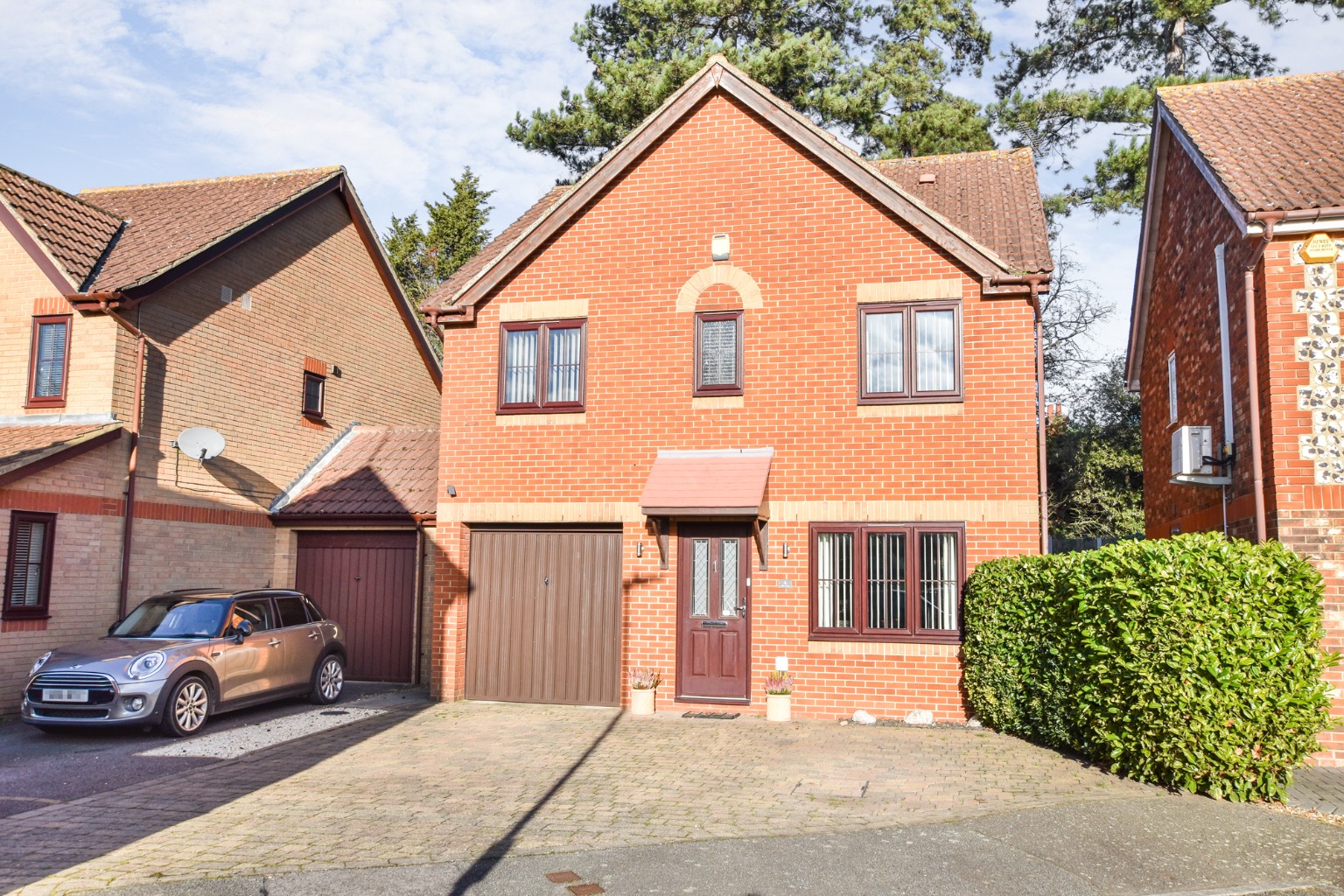 Four Bedroom Detached Home in Sought-After Cul-de-Sac