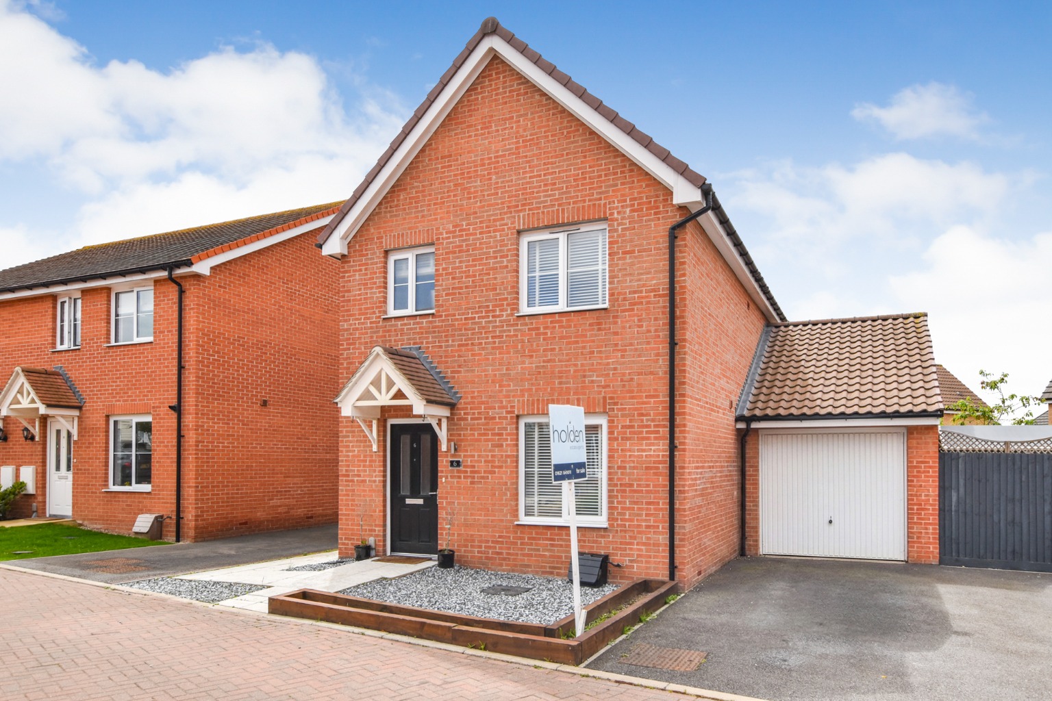 Modern Detached 3-Bed Home in Sought-After Handley Gardens