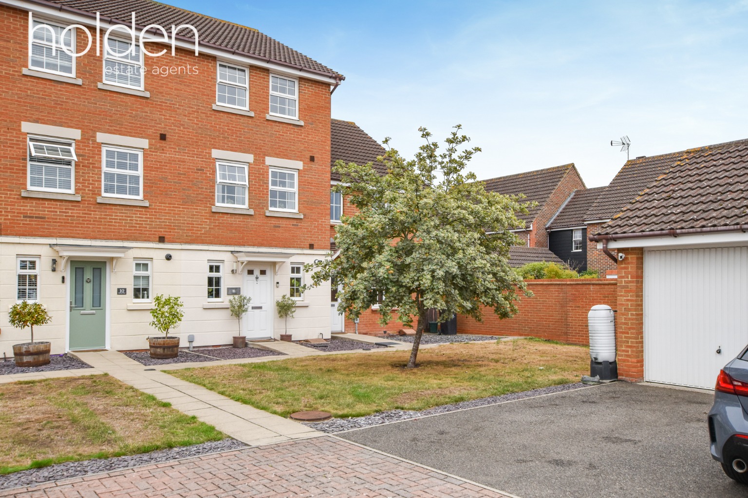 Stylish modern townhouse with four bedrooms, a secluded setting and versatile accommodation.