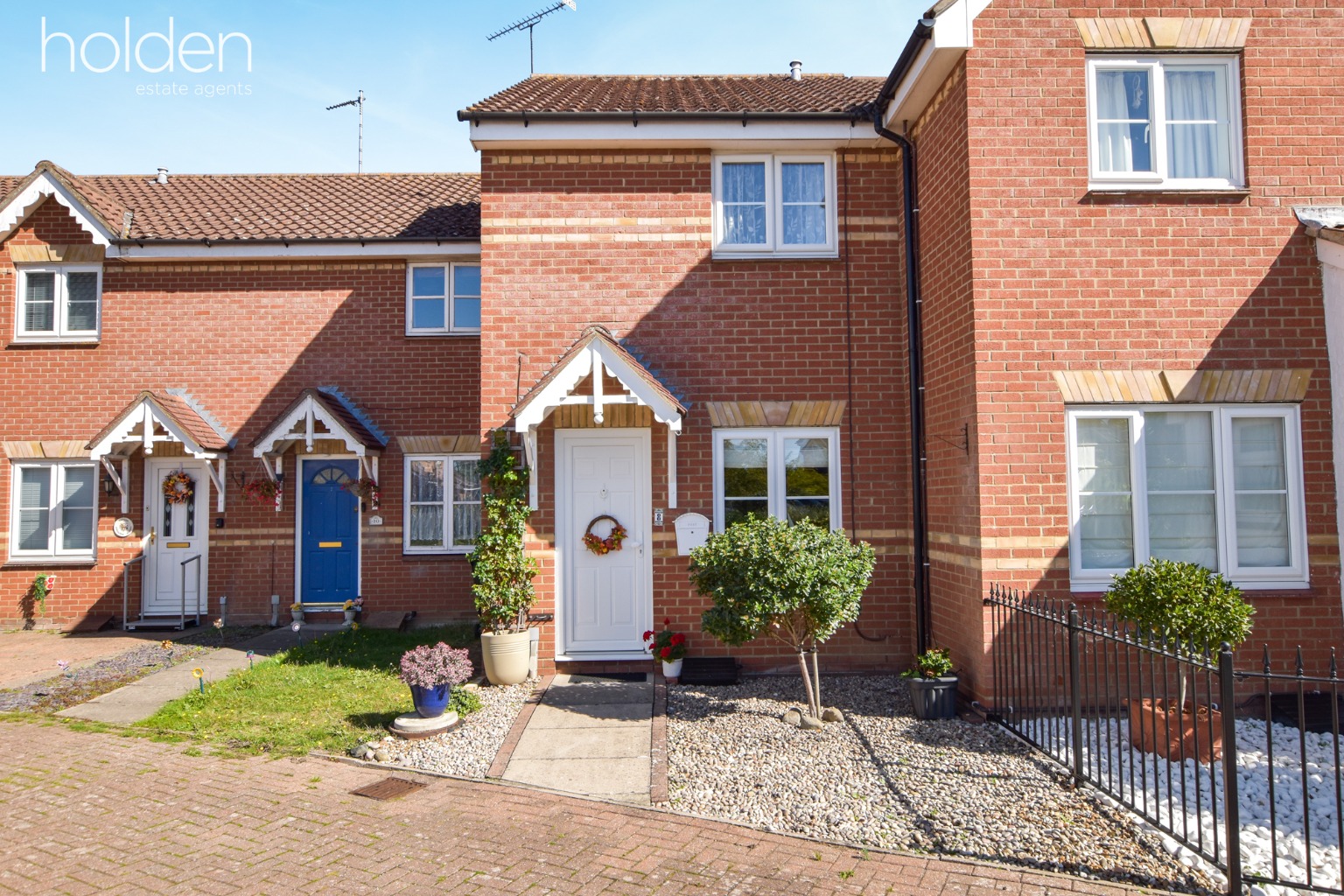 Great location - An attractive 2 bedroom home with upgrades & allocated parking in Maldon!