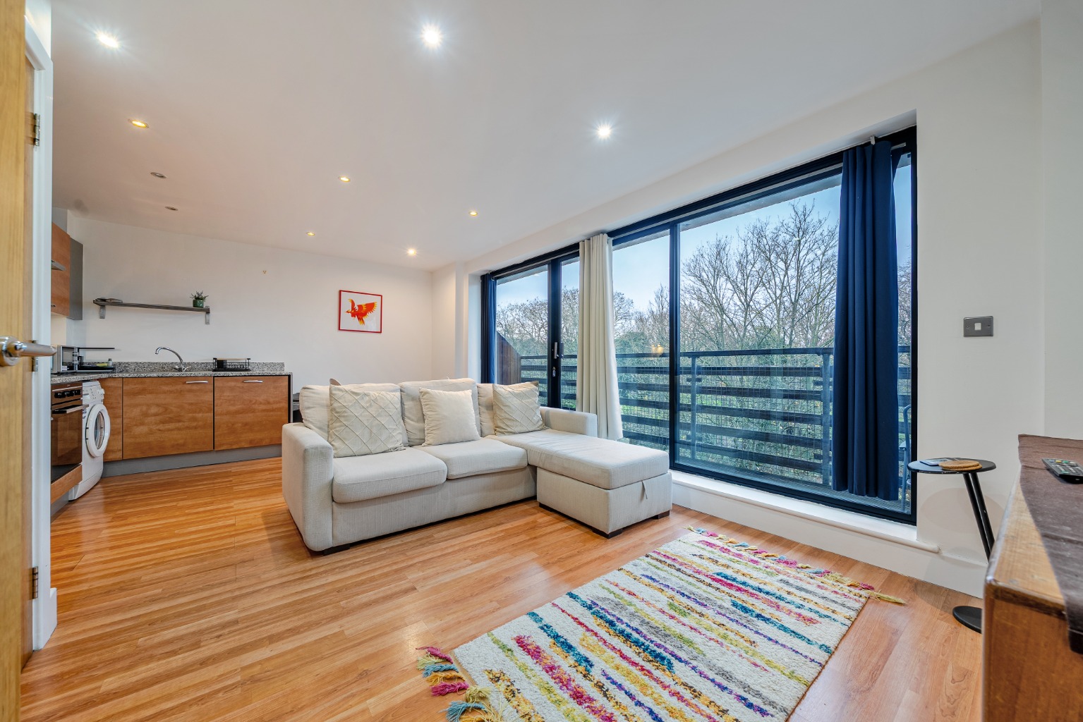 Contemporary One-Bedroom Apartment with Balcony in Vibrant Denmark Hill