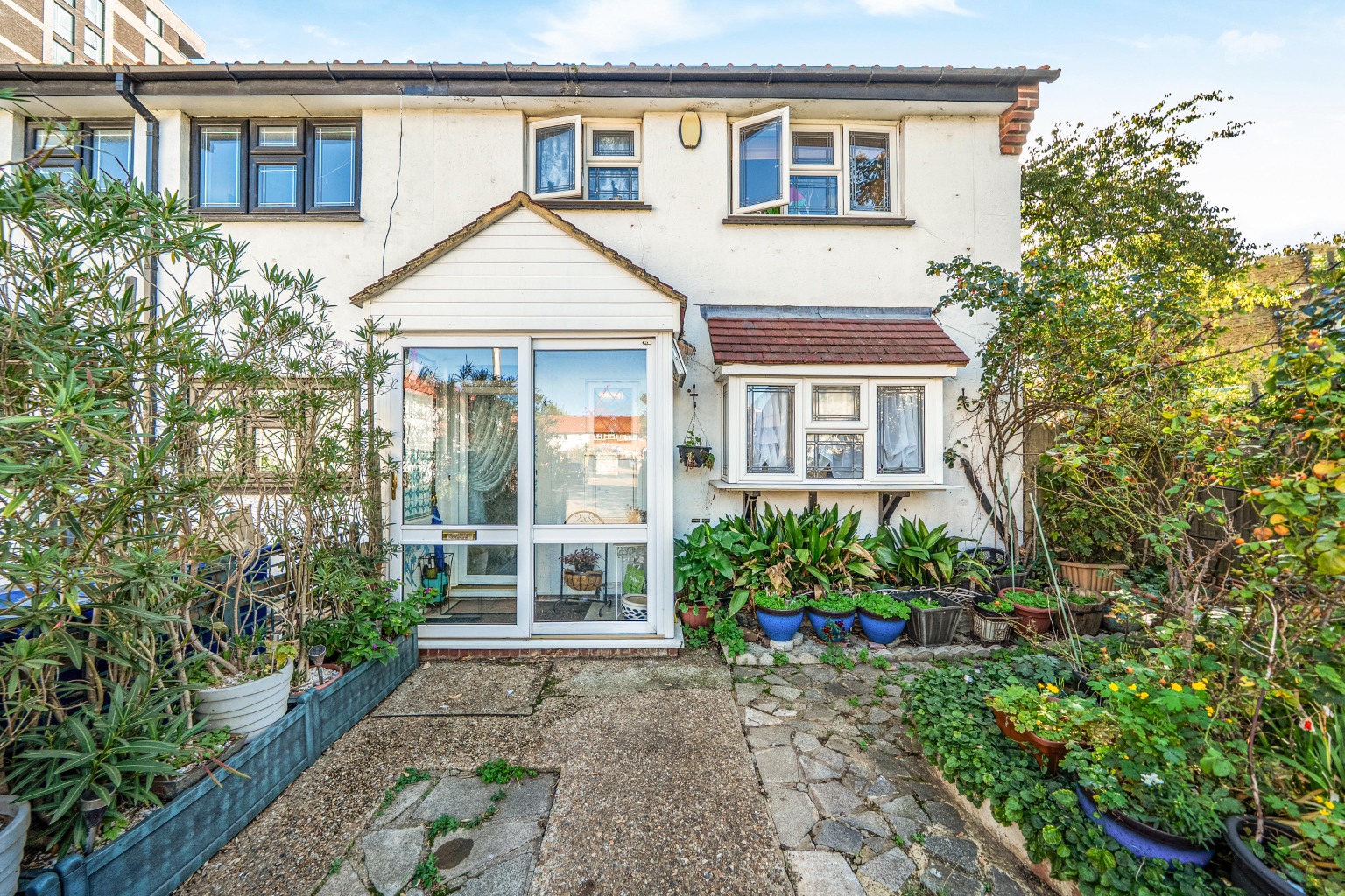 Three Bedroom End-of-Terrace Home in a Quiet Cul-de-Sac Three Bedroom End-of-Terrace Home in a Quiet Cul-de-Sac