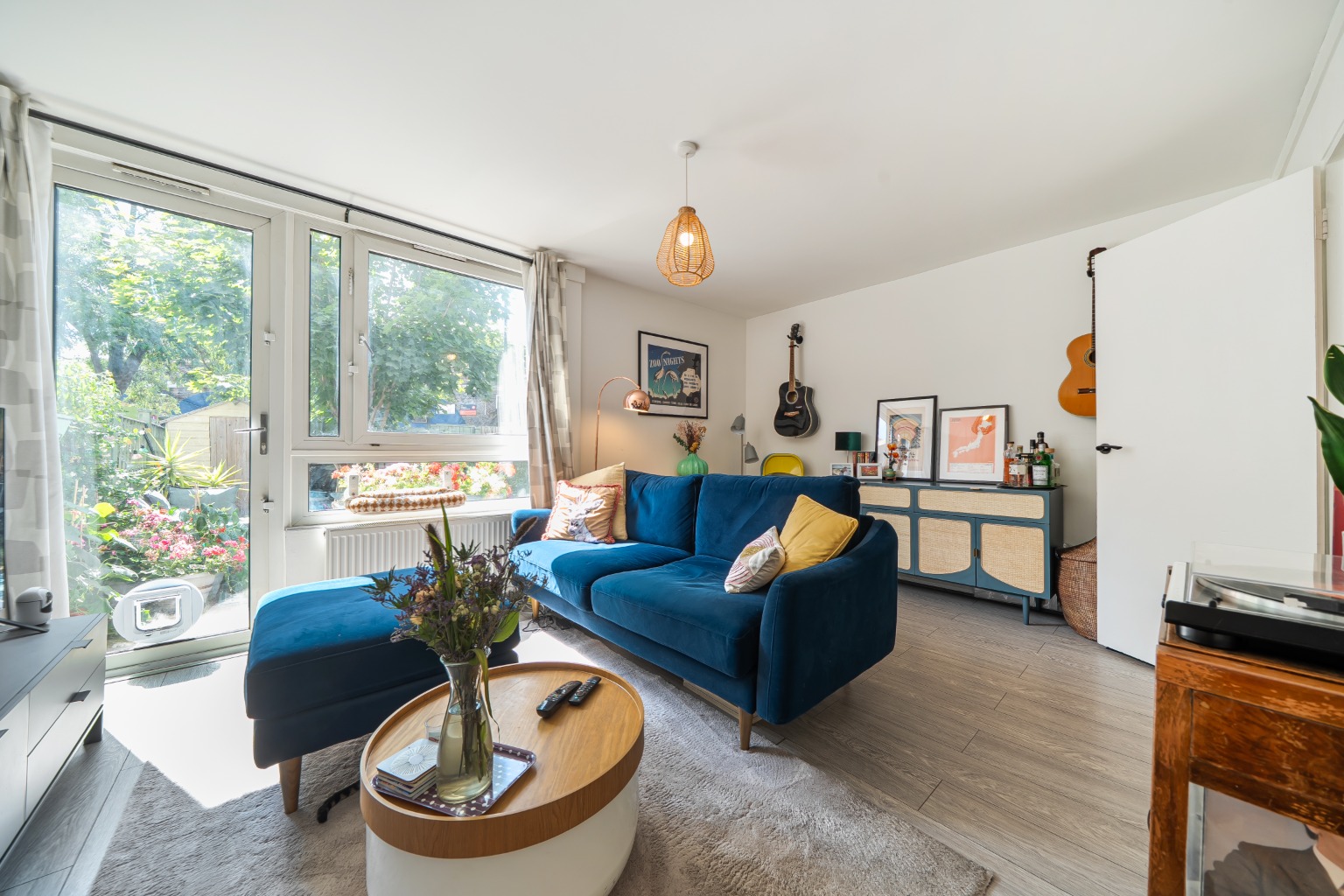 Charming Two-Bedroom Maisonette with Private South-Facing Garden Charming Two-Bedroom Maisonette with Private South-Facing Garden
