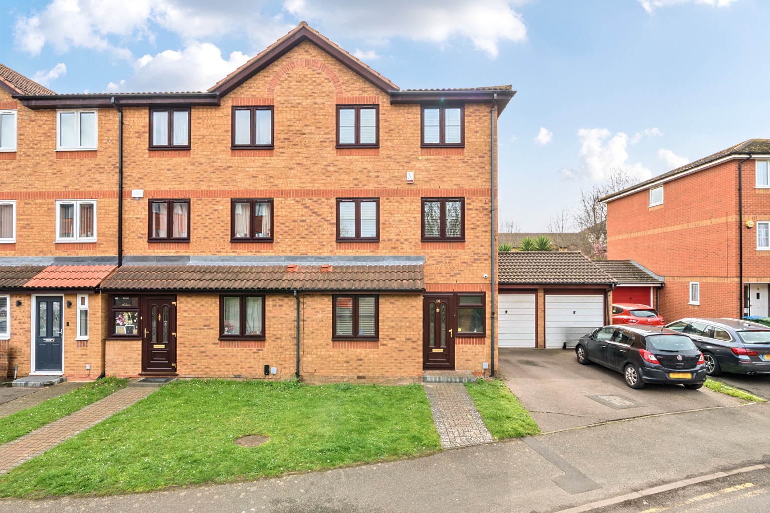 Spacious Four Bedroom Town House with Garage and Large Garden