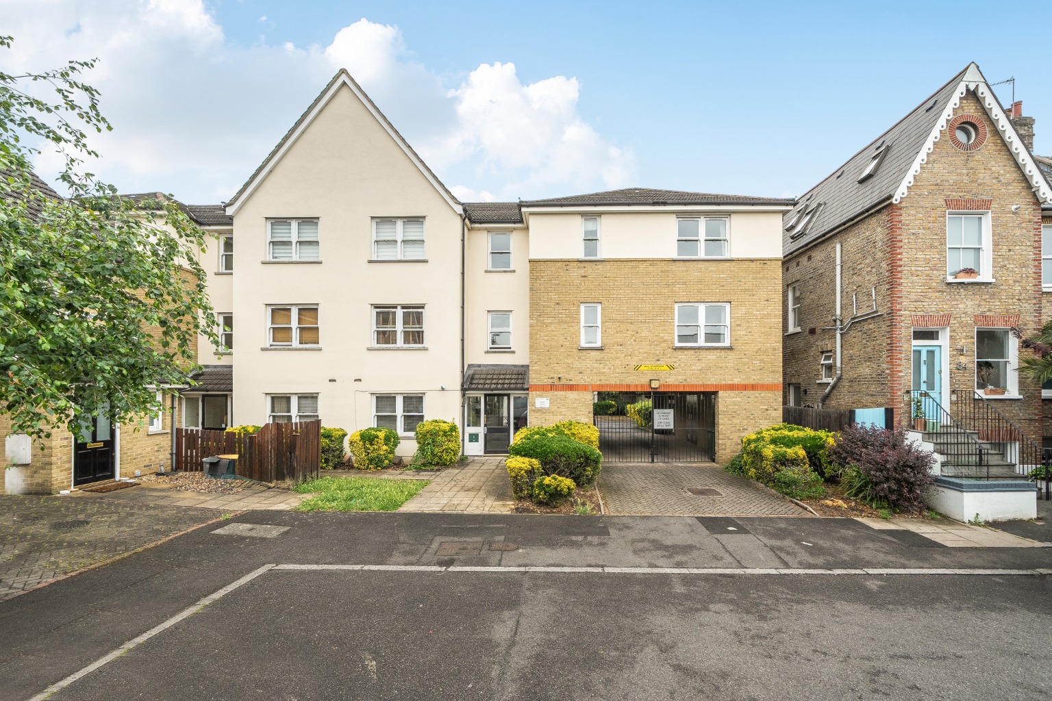 Stylish Two-Bedroom Apartment with Parking Near Brockley Station