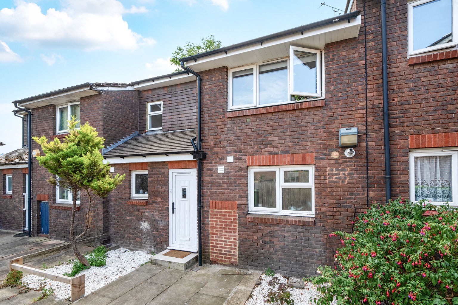 Charming Three-Bedroom Mid-Terrace Home with South-Facing Garden in Quiet Location