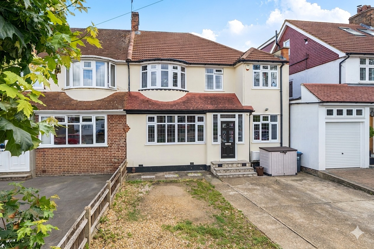 ***NO ONWARDS CHAIN*** Large Spacious 4/5 Bed Semi-Detached Home in Sought-After Sidcup