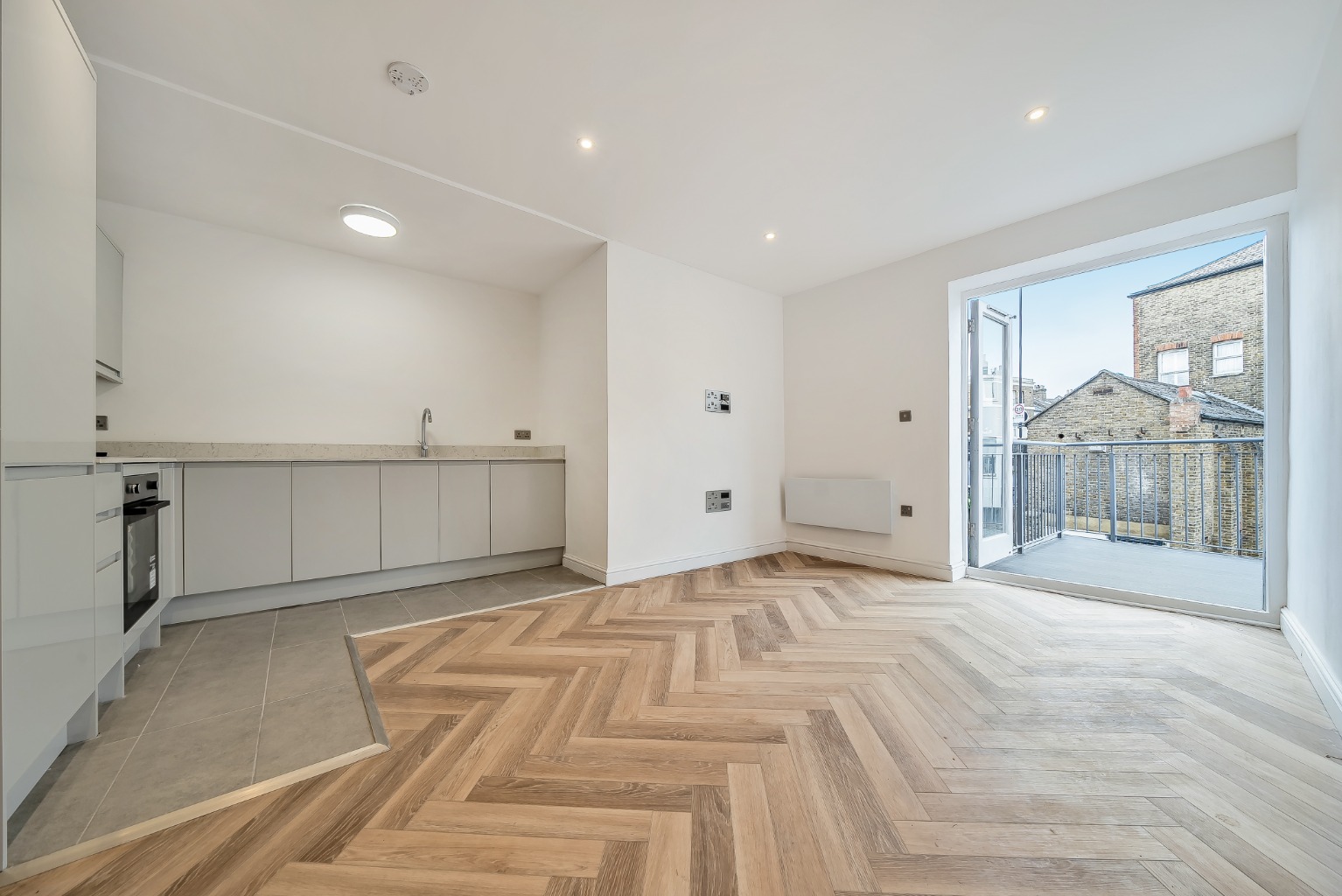 Contemporary One-Bedroom Apartment with Study and Balcony Near Ladywell Station