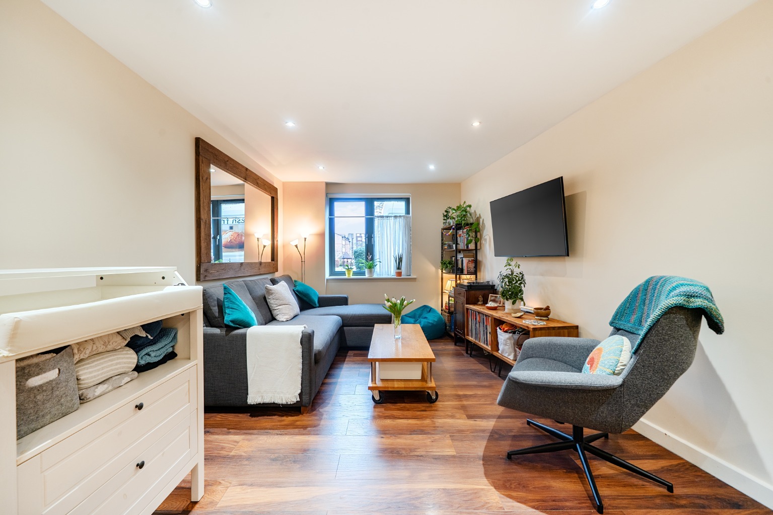 Contemporary Ground Floor Apartment with Communal Garden in Regency Court