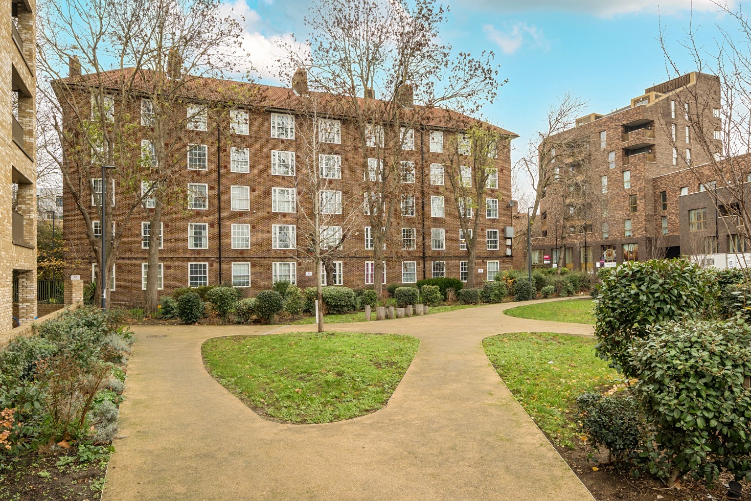 Charming Two-Bedroom Apartment in Desirable Crossfield Estate, Deptford