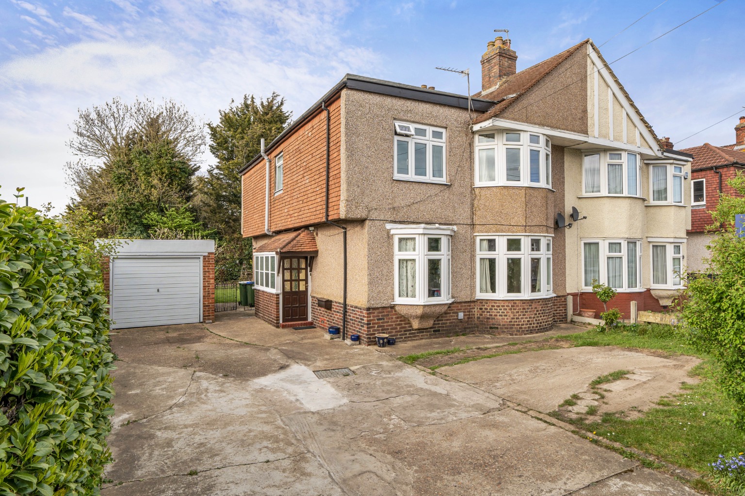 Spacious 4 to 5 Bed Chalet Style Home in Sought-After Sidcup Location