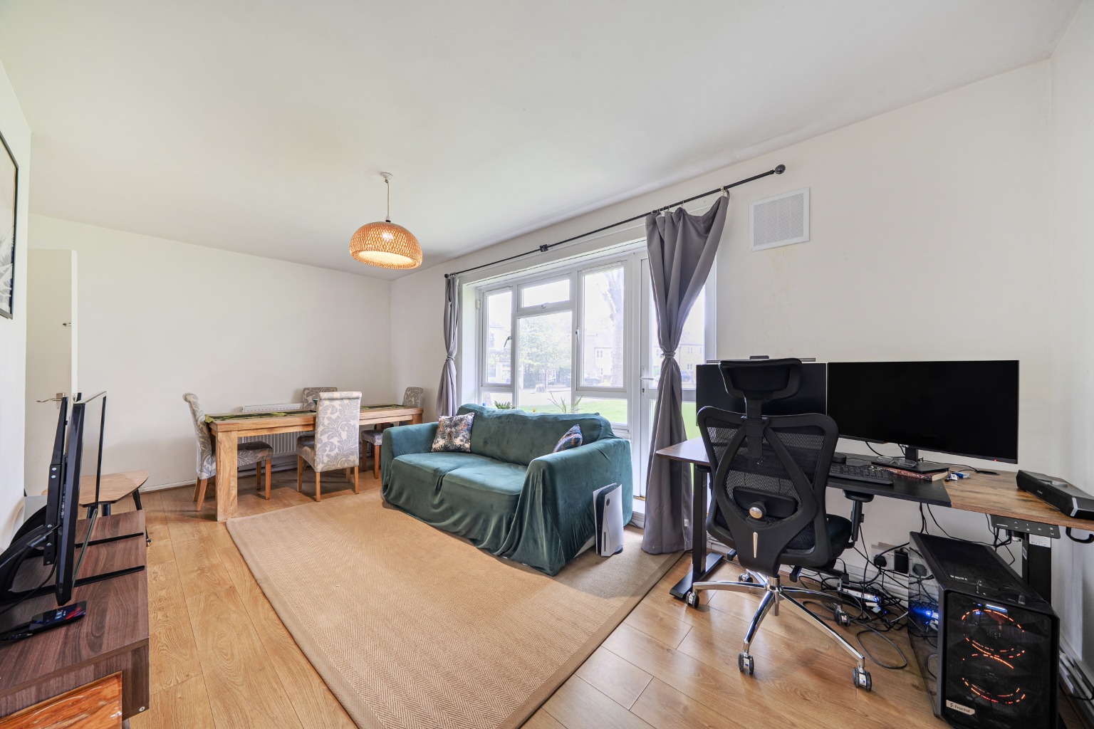 Charming Two-Bedroom Ground Floor Apartment Near Hilly Fields