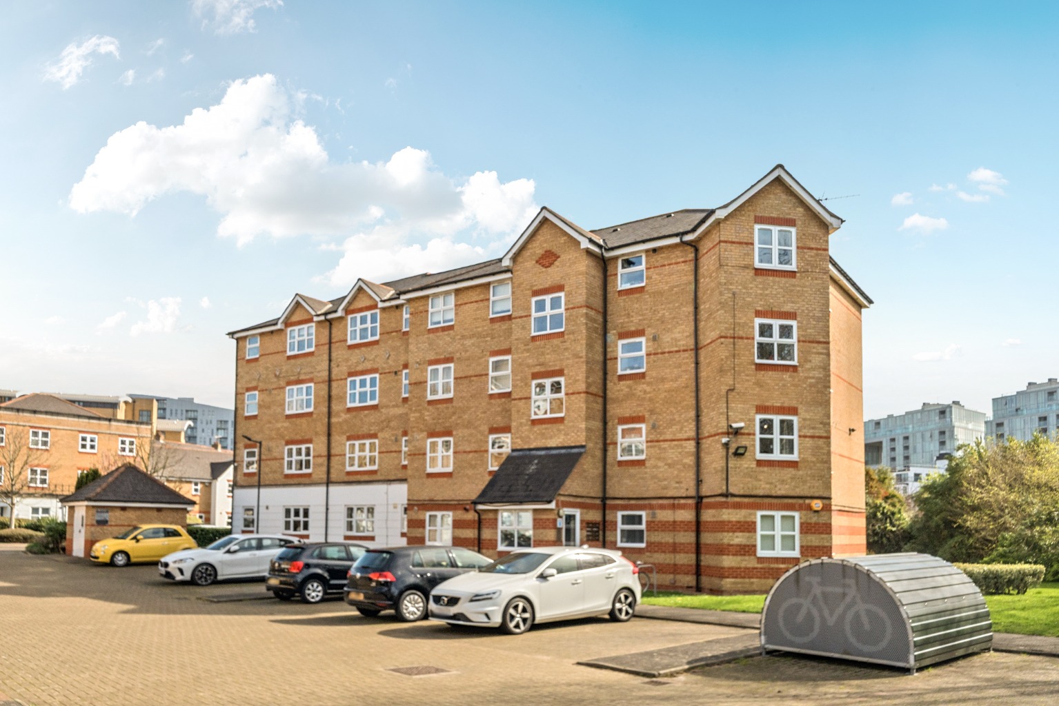 Modern One-Bedroom Flat with Parking & Communal Grounds