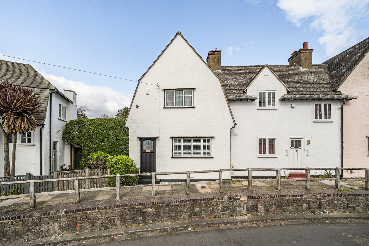 Charming 2-Bed House in Ross Way, Eltham. Beautifully Thought out Design