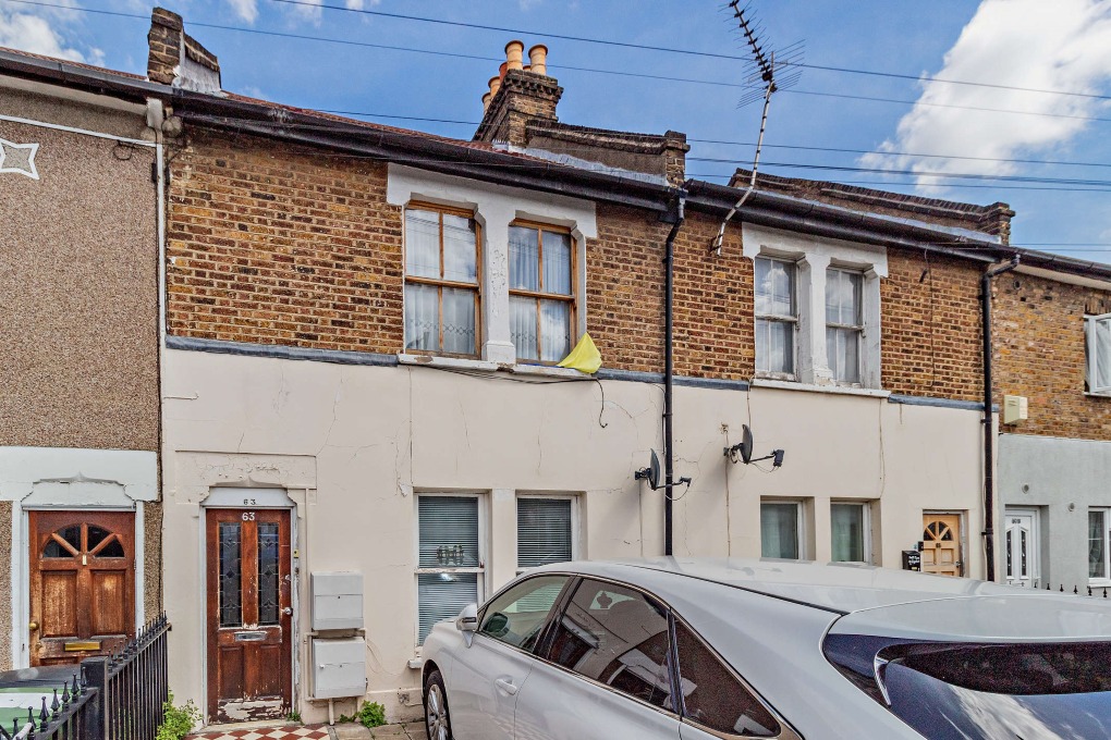 Charming Ground Floor One Bedroom Flat with Private Garden & Parking