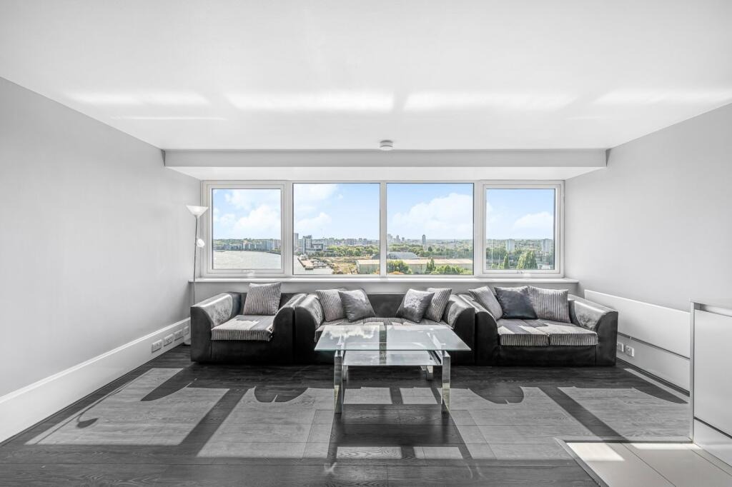 Stunning Twelfth Floor Apartment with Far-Reaching London Views