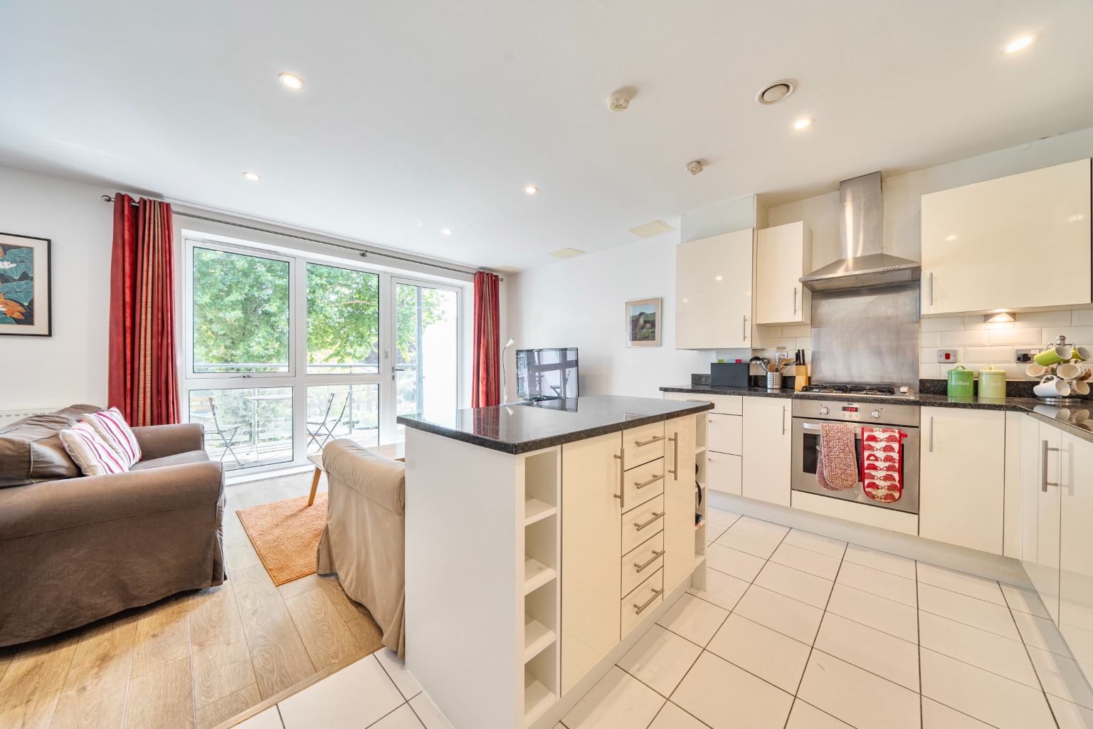 Stylish Two-Bedroom Apartment with South-Facing Balcony in Greenwich Stylish Two-Bedroom Apartment with South-Facing Balcony in Greenwich